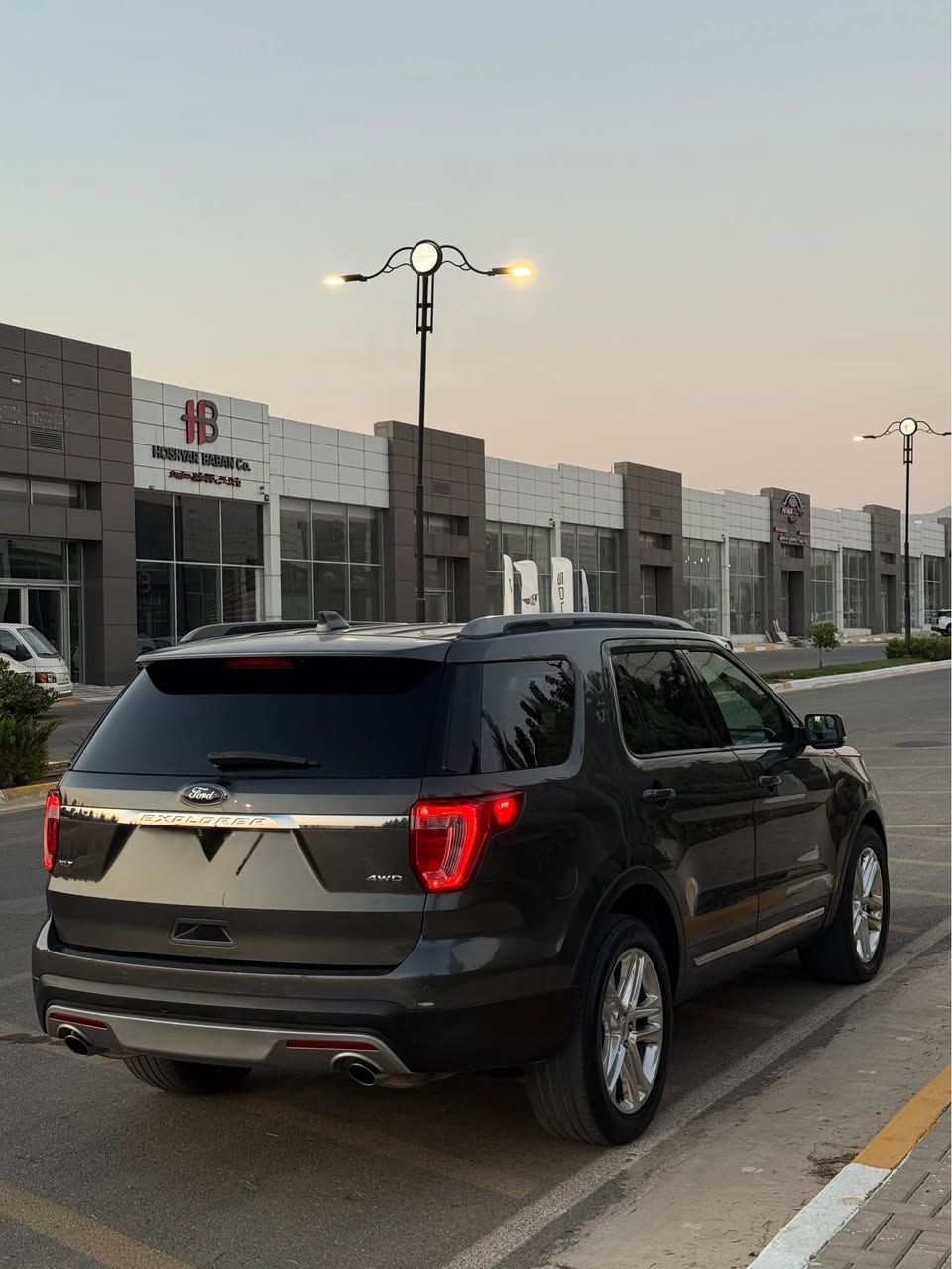 Ford exploler XLT full 
فۆرد ئێکسپلۆر xltفوول مواصفات

پانۆرامە/٣شاشە /شاشە گەورە/کوشن جڵد/کوشن سارد و گەرم/کوشن خەزن/سنوق شەفت/بەصمە/حاسە/دەبڵ ئەکسل/لایت ئۆتۆ/فڵچە ئۆتۆ/سەماعە سینک/زۆر مواصەفاتی تر

سەیارەکە ٣ پارچەی بۆیاخە قرچێکی بچووکی هەیە هەموو گیانی بشەرت گێر مەکینە پێش و دوا هەموو لە یەک دیناری کەم نیە
مەکینە و گێری نەکراوەتەوە

نرخ ١٤٥$مجال
***********
*********** السليمانية, العراق
