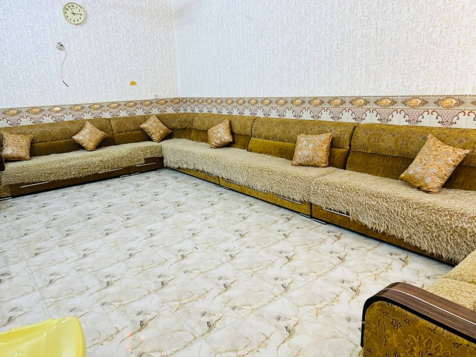 ديوان نضيف مابي اي كسر ومرتب مع تخم طبلات 4صغير وواحد كبيره مكاني جلولاء السعر مع الطبلات 250
***********
