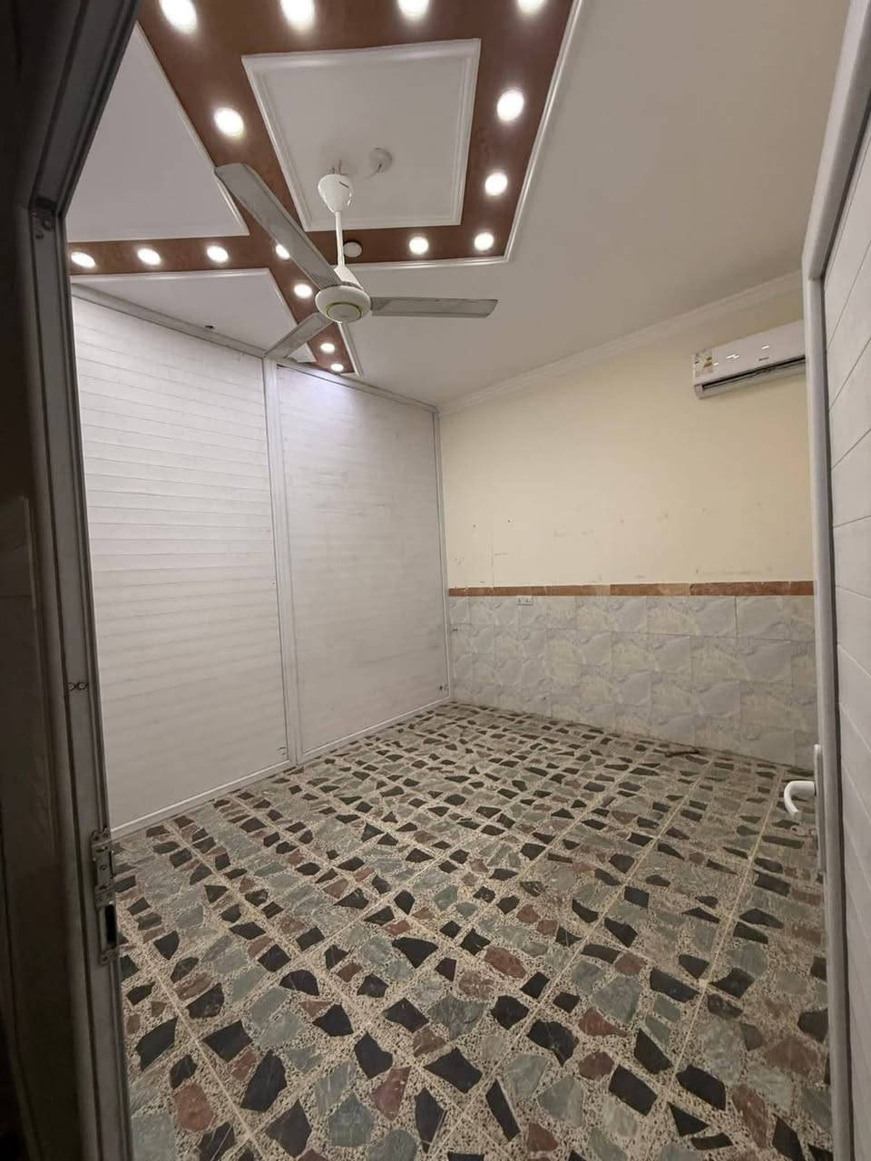 عقار للبيع 
مساحه ١١٠واجهه٥/٥٠م النزال ٢٠م بيت جديد داخل وخارج مرمر يتكون من ٥غرف نوم ومطبخ وصاله و٣ حمامات موقه جيد امام مدرسة ذات النطاقين لايوجد جار مقابله مدرسه وشارع ١٥ م وفي نفس الشارع روضة الاقمار الحكوميه للا تصال متوفر وات 
*********** ابو حيدر
