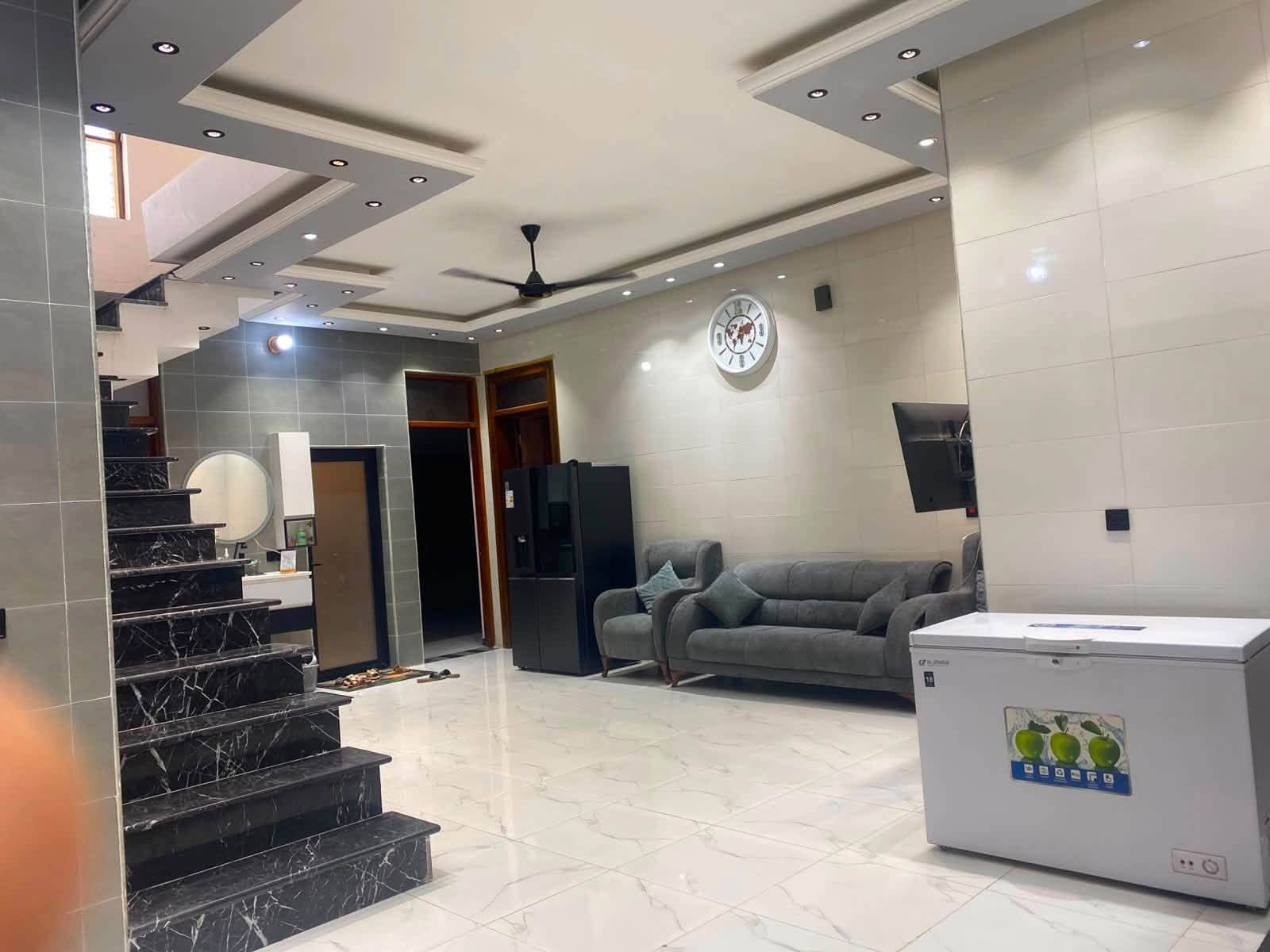 السلام عليكم بيت للبيع جسر ديالى الجديد منطقة الكرغولية بصف معرض دبي المساحة 240 متر طابو زراعي قرار 25 تحويل محكمة المدائن ثاني يوم تحويل البيت مع الاثاث 4 غرف نوم. 

الاتصال ***********
