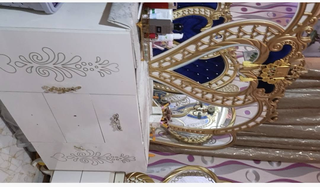 غرفه تركيه ضخمه 8قطع   اشتريتها مليون و800 اريدها ب525   تتكون من كنتور ضخم 4بيبان وكنتور باب2
وميز تواليت وميز جرارات وميز عدد2 جوانب السرير مع التاج ضخم لونها چويتي 

***********

البصره ياسين خريبط

غرفه تركيه ضخمه 8قطع   اشتريتها مليون و800 اريدها ب525    تتكون من كنتور ضخم 4بيبان وكنتور باب2
