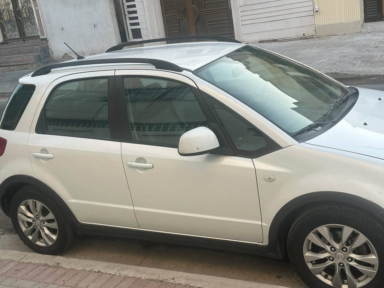 للبيع: سوزوكي SX4 موديل 2014 (بحالة الممتاز)
سيارة عائلية واقتصادية جداً، نظيفة بحالة الشركة ومكفولة 
بالكامل:
 البودي: مكفول من الصبغ والتكحيل والدعمات بالكامل (صبغ شركة).
 المحرك والقير: بحالة ممتازة جداً وبدون أي مشاكل أو مصلحات.
 التبريد: شغال وبحالة ممتازة جداً (ثلج).
 الداخلية: نظيفة جداً بحالة التخم الأصلي ومعتنى بها.
 الأوراق: سنوية بغداد، الأوراق جاهزة والتحويل مباشر بدون غرامات.
السيارة جاهزة للركوب وما تحتاج أي مصاريف نهائياً.
السعر المطلوب: [أدخل السعر هنا، مثلاً: 8,500$ أو85 ورقة وقابل للتفاوض البسيط]
للتواصل والاستفسار (واتساب / اتصال): [***********]
المكان: بغداد - [الكاضميه]
