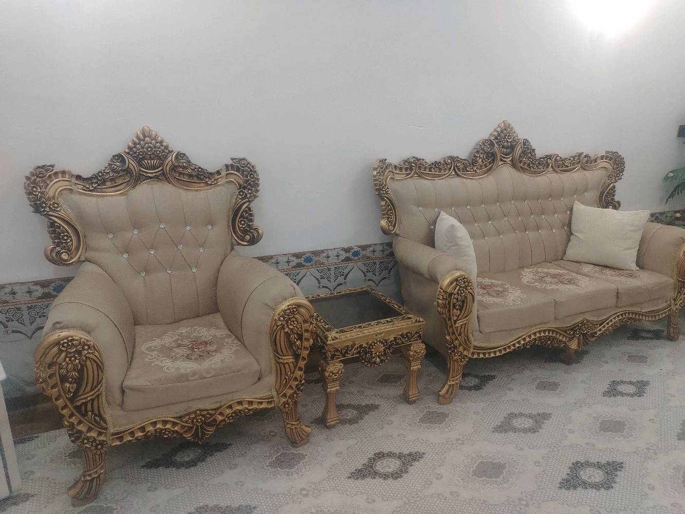 تخم ملكي خشب اصلي استعمال قليل جدًا يجي عشر مقاعد و تلث طبلات ثگال وحده كبيره و اثنين صغار السعر 600,000 الف دينار عراقي وبي مجال ***********