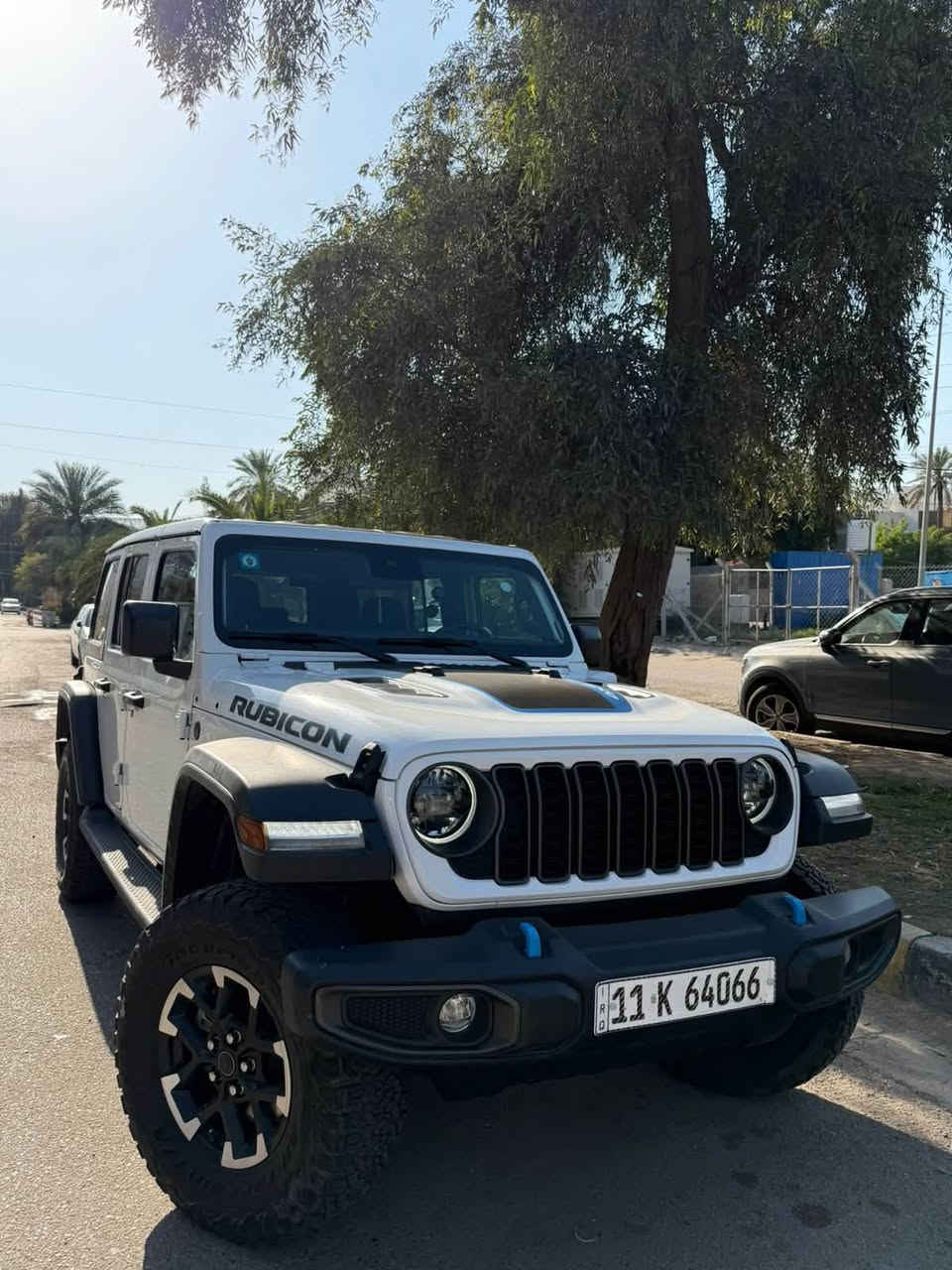 السلام عليكم 
جيب رانكلر (روبيكون ) 4Xe
موديل ٢٠٢٤ 
السعر 230$
السياره ٣ محركات 
هجين وكهرباء ومكينه ٢٠٠٠ توربو 

فول مواصفات ومواصفات الروبيكون المعروف 
حادث السياره خلفي 
الداخل الجديد ذات الشاشه الكبيره 
رقم بغداد تحويل ثاني يوم 
عنوان السياره بغداد الجادريه 
***********

