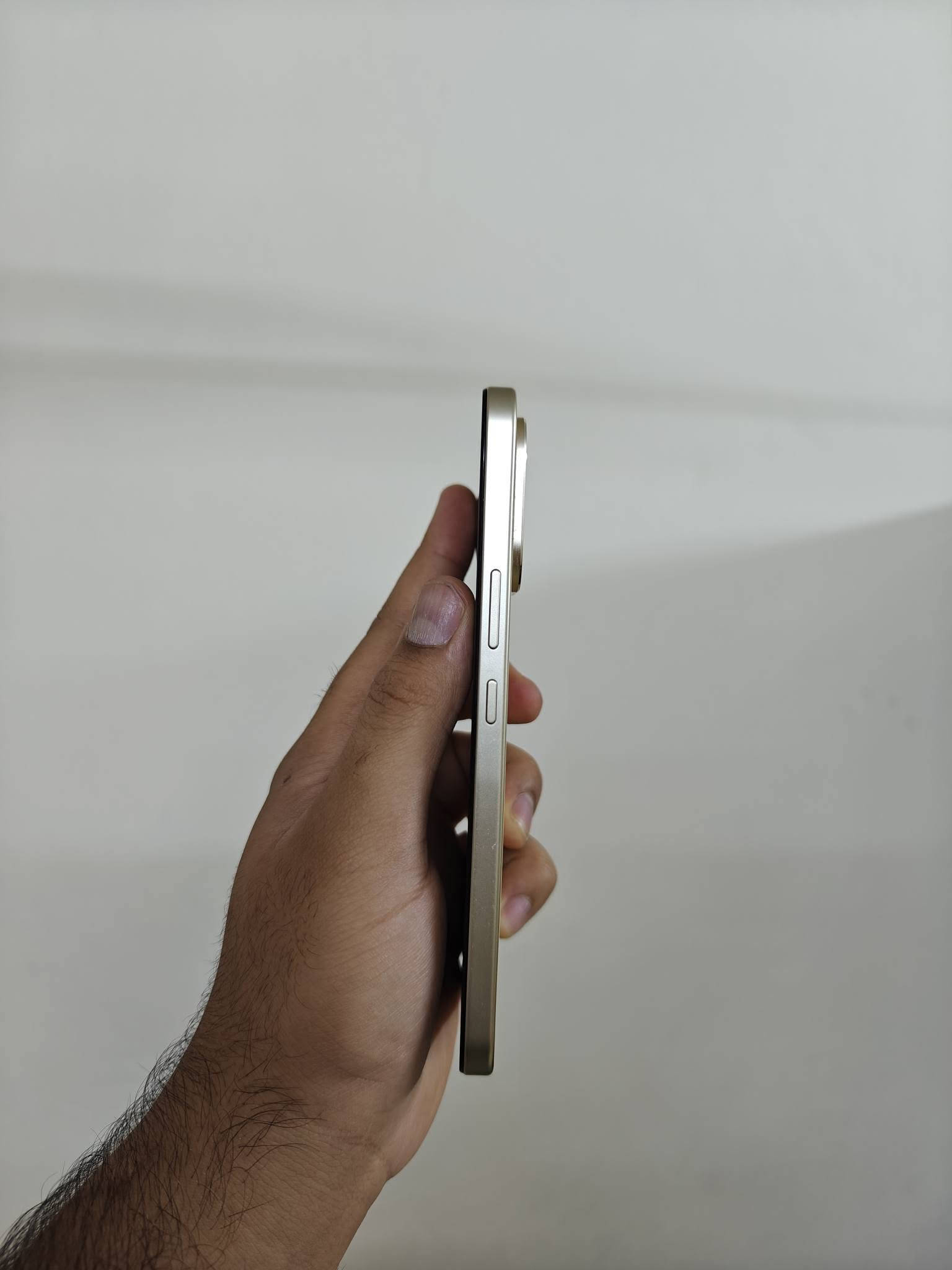 السلام عليكم ريلمي 16 برو 5G ذاكرة 512 رام 8 مكفول 
كامل ملحقات استخدام قرابة الشهرين عدد دورات الشحن 51 حسب ما يضهر ببرنامج device info معالج دايمنستي 7300 ماكس تردد الشاشة 144 هرتز امولد بطارية 7000mah سرعة الشحن 80w كاميرا 200ميكابكسل و الامامية 50 دبل شريحة و ايسيم معيار ip69 للماء و الغبار يشغل ببجي 90 فريم ضهر جلد الجهاز موجه بصورة رئيسية للتصوير و الاستخدام اليومي الطويل 
السعر 495 الف 
*********** خاص او واتساب
