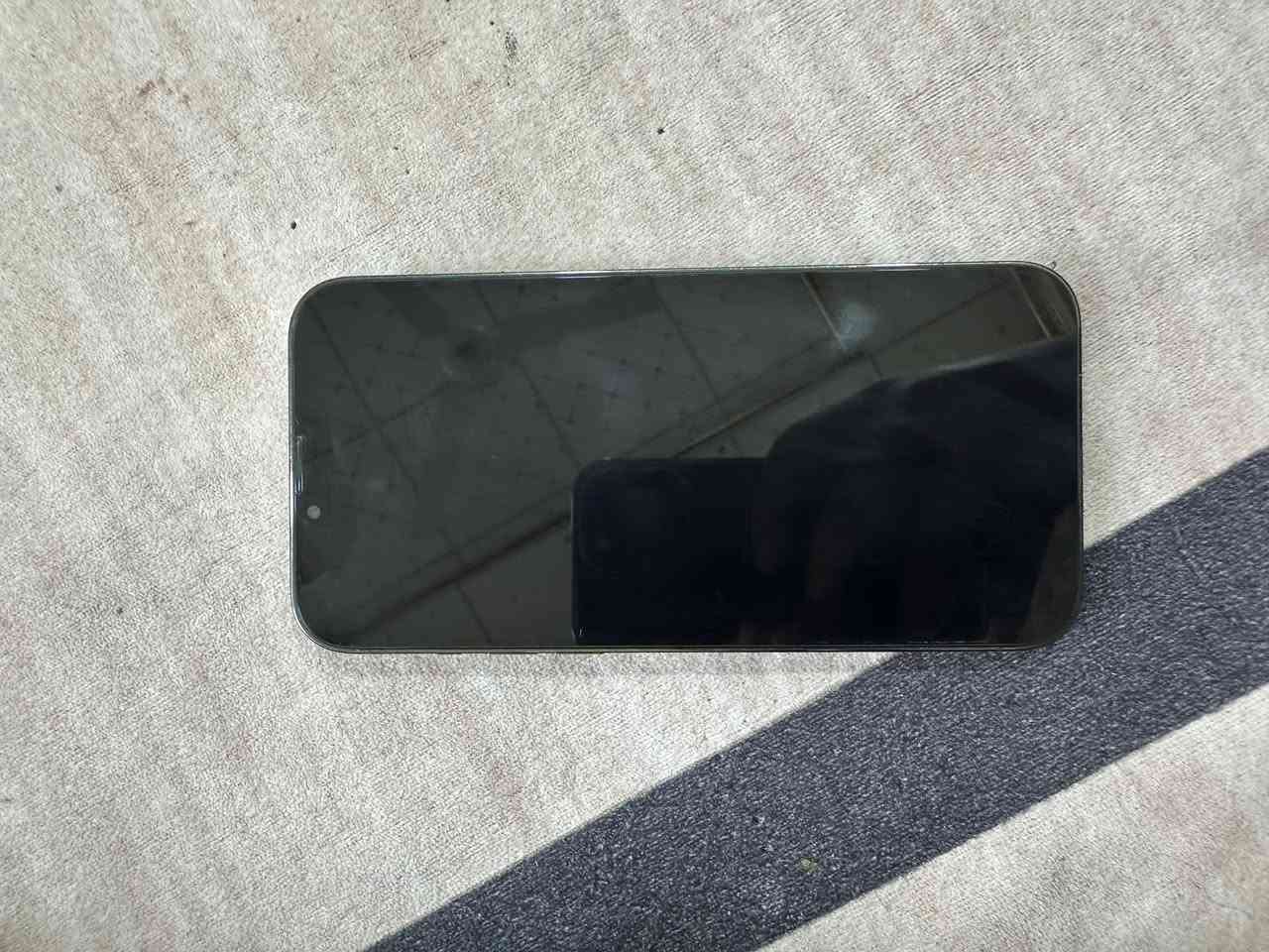 سلام عليكم جهاز 13برو ماكس جهاز نضيف فقط مبدل شاشه اصليه 3خيارات وبي خط خفيف بل شاشه وكلشي شغال بي بطاريته 85 فقط مبدل شاشه رقمي ***********  525وبي مجال قليل

