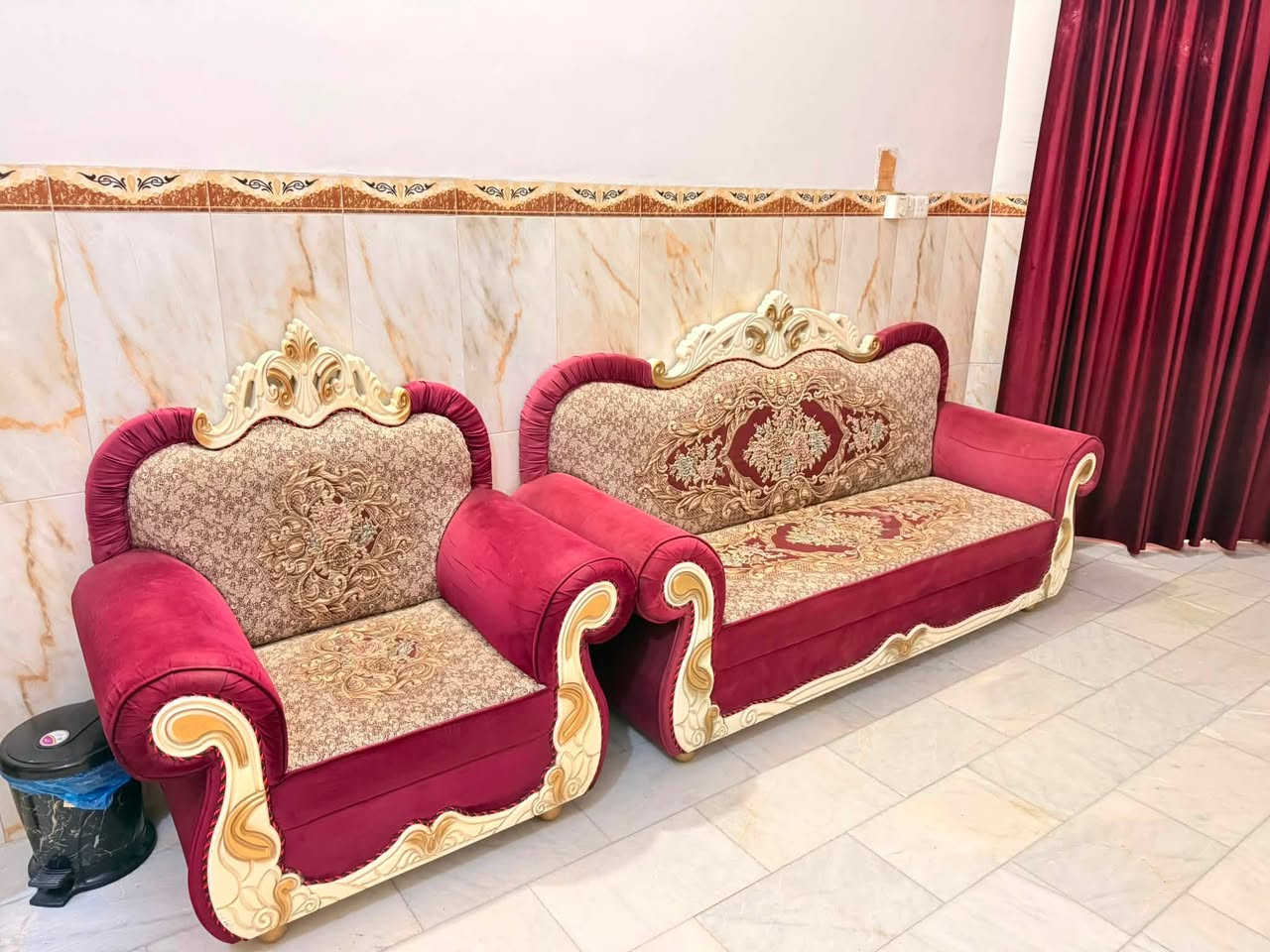 🛋️ تخم قنفات ملكي (نجارة) للبيع
نظيف مناسب للصالات والمجالس الكبيرة:
 * النوع: ملكي نجارة
 * العدد: 11 مقعد
 * السعر: 800 ألف (وبي مجال بسيط للشراي الجاد)
 * الموقع: بابل - الحلة / حي المعلمين
 * للتواصل: متواجد واتساب على الرقم ***********
