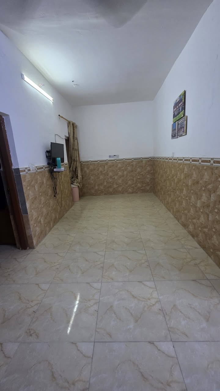 بيت للبيع منطقة الفلاحية قويب على ساحة التشابيه مساحة ٢٠٠م يتكون من ٣ غرف نوم واستقبال وهول و٢حمامات السعر١٧٠ مليون رقم الهاتف ***********
