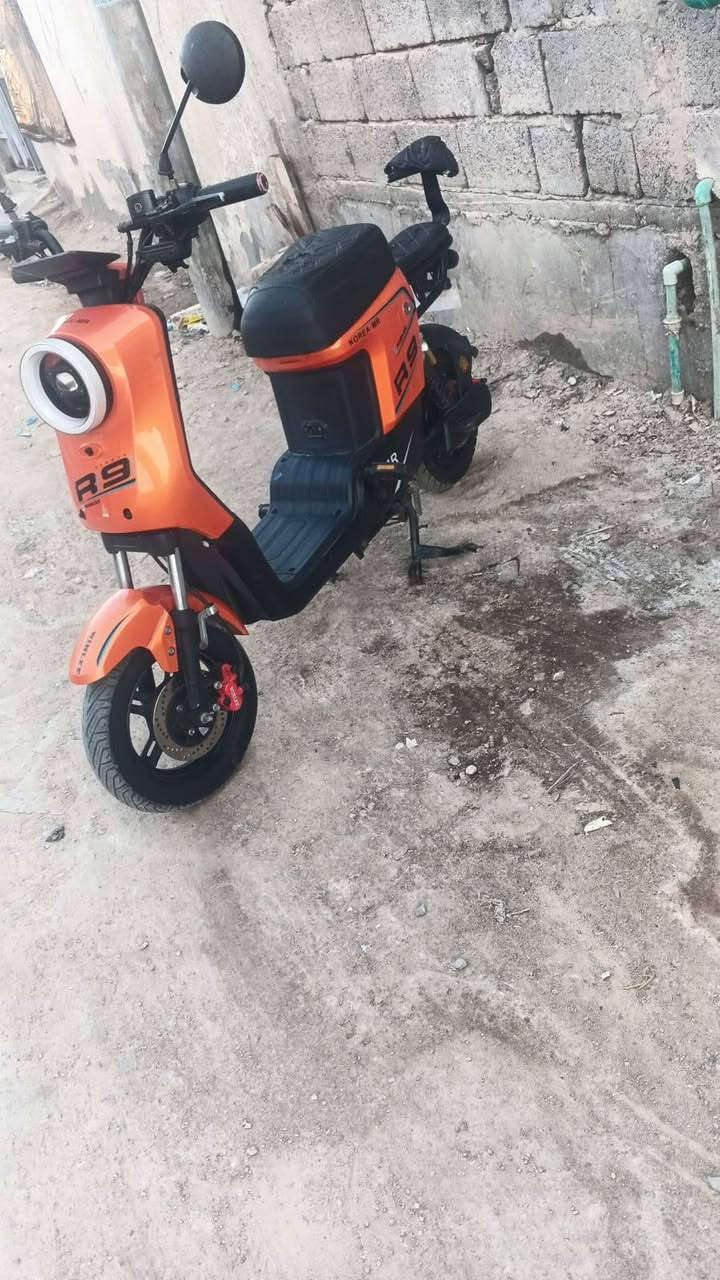 دراجه شحن لبيع كهربائياته شغله بيه بطاريات تعبانه السعر ٣٠٠ وبيه مجال قليل مراسله واتساب *********** البصرة, العراق
