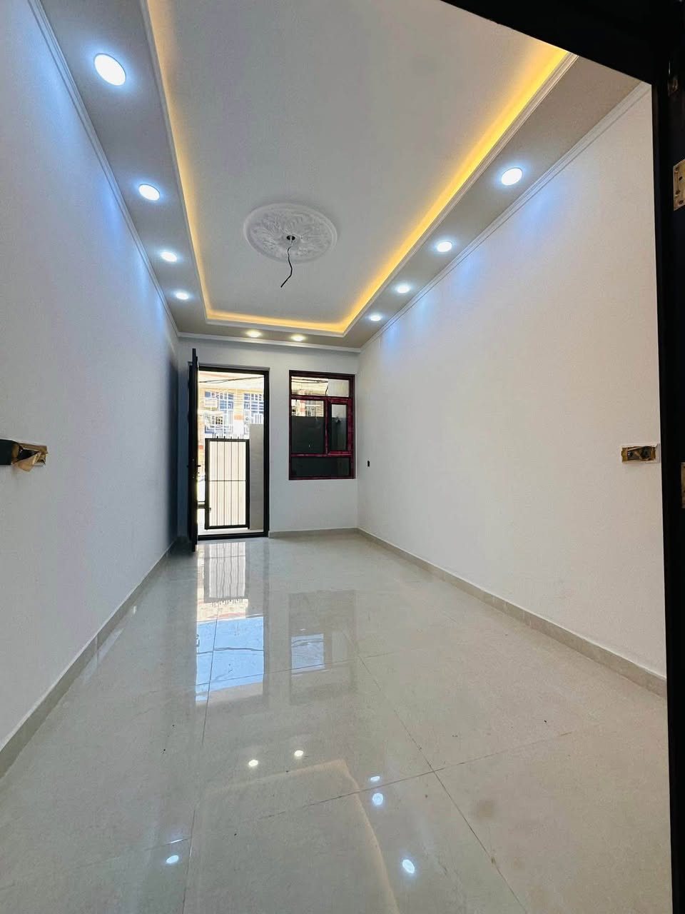 مشتمل ٨٨ للبيع
مدخلين / بناء حديث
موقعه 📍الشعب حي التجار الاولى موقع ممتاز
يحتوي على #استقبال #مطبخ معزول #٤غرف #خدمات
للأستفسار آكثر الأتصال على الأرقآم 
***********
الأخوين للوساطة العقارية
