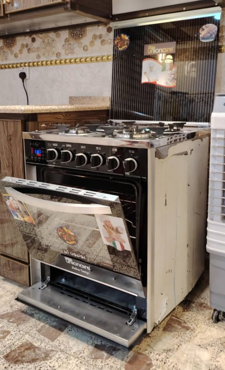 🔥طباخ يونين أير مصري سل ستيل كامل للبيع🔥
الطباخ مصري دزاين ايطالي 🇮🇹 وماركه معروفه Uoinaire نظام اللمس بتشغيل الكهربائيات (( تاااج )) الجداحات والضوه مال الفرن والماطور وبيه ميزه (( المروحه الداخليه )) للفرن لتبريد الفرن وتوزيع الحراره بالفرن.
✅️ الطباخ مستعمل بشكل كلش قليل كلش كلششش نظيف اخو الجديد وبعده نايلون مال شركه بوحده من الصفاح.
❤️‍🔥الطباخ حجم 60×60 أكبر حجم بالطباخات ال 4 عيون .
ناره زركه العيون والفرن ...وكل الكهربائيات تشتغل لمس (( تااااج ))فووووول.
🔴 السعر 240 قفل 🔴 والسعر مابيه اي مجال قفل رايديه اصحابه. 
⭕️ سعره بالشركه مال يومين اير والمعارض ب 640...يعني ديبيعوه بثلث سعر الجديد وهو مايفرق عن الجديد بشي ⭕️.
(( لا تراسلني منزله وكاتبه رقم اصحاب الطباخ ))
صاحب الأغراض ابو علي
***********

