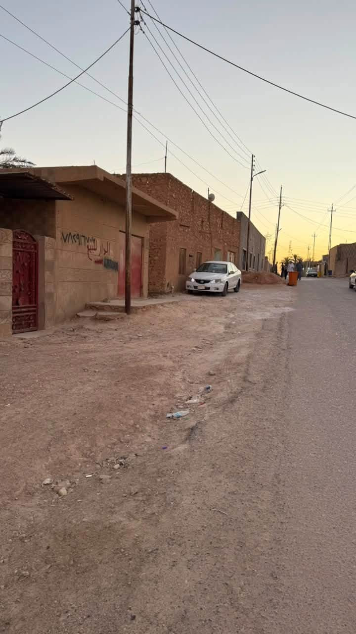بيت للبيع بناء قديم ونظيف شرط السكن على شارع تبليط حقلانية مجاور جامع المصطفى المساحة 600 متر طابو صرف شرط التحويل 
السعر ( 40 ) مليون وبي مجال بسيط 
للاستفسار ***********
*********** 
زورونا موقعنا مكتب اليوسف للعقار فلكة جسر حجلان

