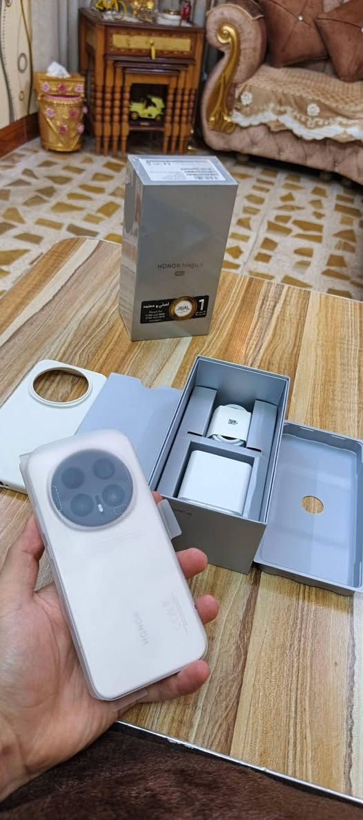 للبيع هونر ماجك 8 برو 
عملاق التصوير والبوتريه 
فتح علبه لون مميز ذهبي
 اغراض مامستخدمي ذاكرة 512 
جهاز جديد وضع شركه سعر جديد مليون 410 الف سعري مليون 185 بي مجال كلش بسيط  
عنوان موصل توصيل ما عندي رقم الهاتف ***********
