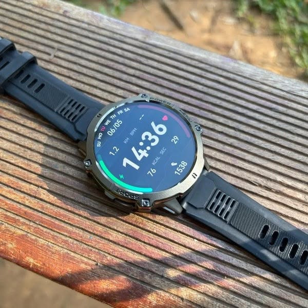 کوردی/
⌚️ Carbon One Max – زیرەک‌کاتژمێرێکی ستایلیش و پڕ لە تایبەتمەندی!
✨ ئەگەر بەدوای کاتژمێرێکی جوان، شاشەی ڕوون و باتریی بەهێز دەگەڕێیت، Carbon One Max هەڵبژاردەیەکی باشە.
🔹 شاشە: 1.43" AMOLED بە کوالێتی بەرز
🔋 باتری:(900 mAh) تا نزیکەی 30 ڕۆژ بەکارهێنان
💧 بەرگری لە ئاو: 1ATM – بۆ باران و پاشەڕۆژ/ئاوی کەم، بەڵام بۆ مەلەوانی و ئاوی قووڵ نییە
📞 پەیوەندی: Bluetooth Calling
🔔 ئاگادارکردنەوەکان: WhatsApp، پەیوەندییەکان و ئەپەکانی تر
🏃 وەرزش: زیاتر لە 100 مۆدی وەرزشی
❤️ تەندروستی: چاودێری دڵ و هەندێک داتای تەندروستی
🧭 ئامرازە دەرەوەییەکان: Compass، Altimeter و Barometric Pressure
🎵 مۆسیقا و کۆنترۆڵی زیرەک
🌤️ دۆخی کەشوهەوا و Smart Notifications
🗣️ Voice Assistant
📱 سیستەمەکان: Android 6.0+ و iOS 9.0+
📲 ئەپ: DaFit
⚠️ تێبینی گرنگ:
❌ GPSی ناوخۆیی/Integrated نییە.
📌 بۆ بەستنەوە و هاوکاتکردنەوە، ئەپی DaFit بەکاربهێنە؛ کاتژمێرەکە ڕاستەوخۆ لە Bluetoothی مۆبایلەوە Pair مەکە.
🚀 دەستپێکردنی یەکەم بەکارهێنان:
1️⃣ کاتژمێرەکە تا 100% شارژ بکە.
2️⃣ ئەپی DaFit دابەزێنە.
3️⃣ Bluetooth و Location چالاک بکە.
4️⃣ لە ناو DaFit، Add Device هەڵبژێرە و One Max پەیوەندیکە.
5️⃣ Notification ـەکانی WhatsApp، Calls و ئەپەکانی تر چالاک بکە.
🔥 Carbon One Max — شێواز + زیرەکی + باتریی درێژخایەن، هەمووی لە یەک کاتژمێر!
.............
العربي/
⌚️ Carbon One Max – ساعة ذكية أنيقة ومليانة مميزات!

✨ إذا تدور على ساعة ذكية بشاشة واضحة، تصميم أنيق وبطارية تدوم لفترة طويلة، Carbon One Max خيار ممتاز.

🔹 الشاشة: AMOLED بحجم 1.43"
🔋 البطارية: (900 mAh) توصل تقريباً إلى 30 يوم حسب الاستخدام
🔋 البطارية: (900 mAh) توصل تقريباً إلى 30 يوم حسب الاستخدام
💧 مقاومة الماء: 1ATM – مناسبة للرذاذ والمطر، لكن مو للسباحة أو الغوص بالماء العميق
📞 المكالمات: Bluetooth Calling
🔔 الإشعارات: WhatsApp، المكالمات والتطبيقات الأخرى
🏃 الرياضة: أكثر من 100 وضع رياضي
❤️ الصحة: متابعة نبضات القلب وبعض بيانات الصحة
🧭 أدوات خارجية: بوصلة، مقياس ارتفاع وضغط جوي
🎵 تحكم بالموسيقى
🌤️ تحديثات الطقس
🔔 Smart Notifications
🗣️ مساعد صوتي
📱 التوافق: Android 6.0+ و iOS 9.0+
📲 التطبيق الرسمي: DaFit

⚠️ ملاحظة مهمة:
❌ الساعة ما بيها GPS مدمج.
📌 للربط والمزامنة استخدم تطبيق DaFit، ولا تربط الساعة مباشرة من قائمة Bluetooth بالموبايل.

🚀 طريقة الاستخدام لأول مرة:

1️⃣ اشحن الساعة إلى 100%.
2️⃣ نزّل تطبيق DaFit من App Store أو Google Play.
3️⃣ فعّل Bluetooth وLocation بالموبايل.
4️⃣ افتح DaFit واضغط إضافة جهاز واختار One Max.
5️⃣ فعّل إشعارات WhatsApp والمكالمات والتطبيقات اللي تحتاجها.
وبطارية
🔥 Carbon One Max — أناقة، مميزات ذكية وبطارية تدوم لفترة طويلة!

نص مكتوب في الصور:
- DISPLAY DE 1.75 AMOLED BATERIA DE LONGA DURAÇÃO + DE 25 DIAS DE USO CONSTRUÇÃO BRUTA, ESTILO INCONFUNDÍVEL O CARBON ONE MAX É FEITO COM MATERIAIS DE ALTA PERFORMANCE: ALUMÍNIO AEROESPACIAL E TITÂNIO. A FUSÃO PERFEITA ENTRE LEVEZA E RESISTÊNCIA. VOCÊ SENTE A DIFERENÇA NO PRIMEIRO TOQUE.
- BATERIA DE LONGA DURAÇÃO + DE 25 DIAS DE USO CONSTRUÇÃO BRUTA, ESTILO INCONFUNDÍVEL O CARBON ONE MAX É FEITO COM MATERIAIS DE ALTA PERFORMANCE: ALUMÍNIO AEROESPACIAL E TITÂNIO. A FUSÃO PERFEITA ENTRE LEVEZA E RESISTÊNCIA. VOCÊ SENTE A DIFERENÇA NO PRIMEIRO TOQUE.
- ROTINA INTENSA OU NA MISSAO MAIS LONGA, O CARBON ONE MAX CONTINUA FIRME COM VOCE. 900 mAh MAIS DE 25 DIAS DE BATERIA, DIRETO NO SEU PULSO 10 DIAS