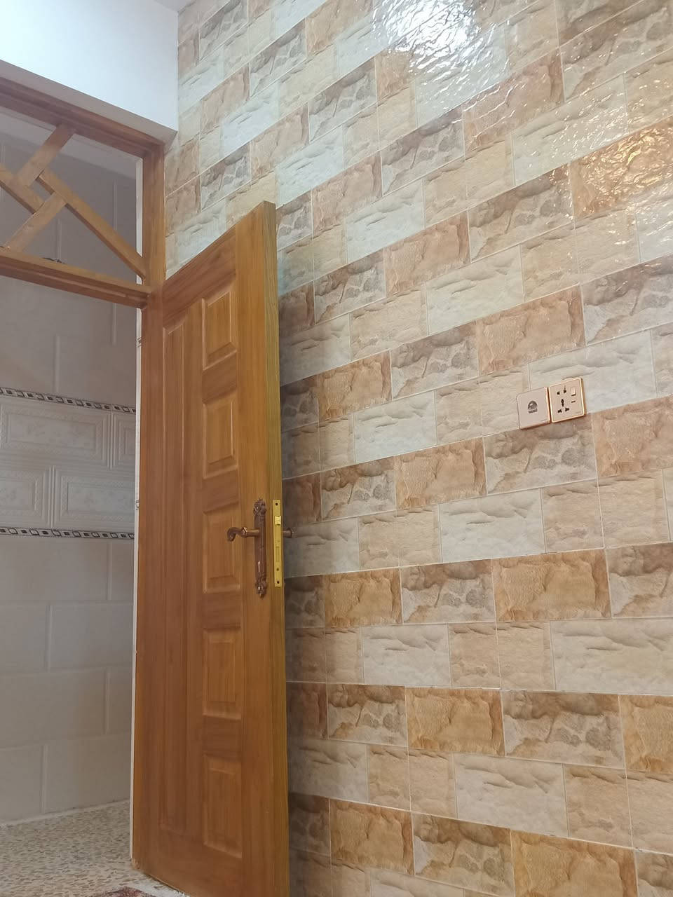 السلام عاليكم للبيع مشتمل بالحسينه منطقت الجريخي قريب عله شارع ١٠٠ متر بناء جديد ،،،***********
