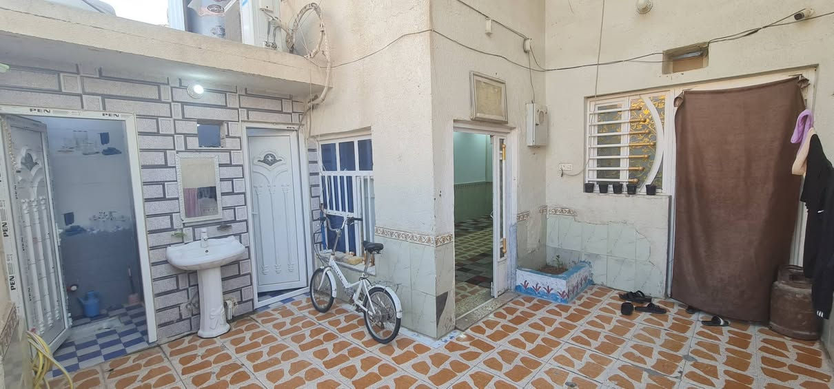 .بيت للبيع منطقة ابو رمانه خلف مركز الشرطه المساحه ١٣٠ قاطين الأرضي صحيات حمام خارجي وداخلي واستقبال ومطبخ وصاله وغرفه . والقاط الثاني ٣ غرف . السعر ١١٠ اي استفسار الاتصال على هذا الرقم ***********
