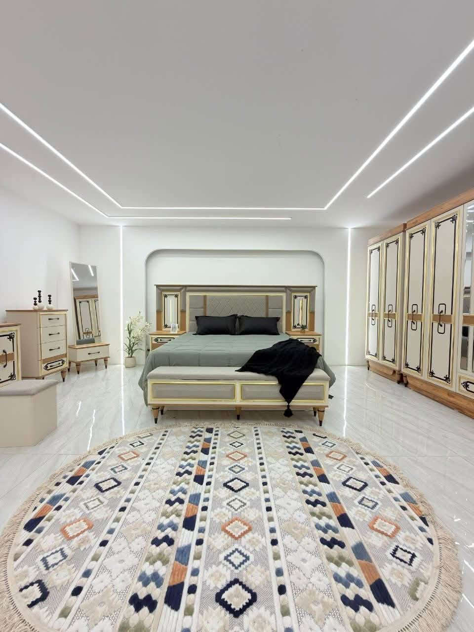 *على بركة الله تم وصول غرف النوم 🚚🛏️*
موديل *ايلارا  * 
*10قطع   * 
⚫️كنتور 270 سم ☺️
 ملحق 90 سم ارتفاع 230 سم 
ظهر بلوك 8 ملم 
صبغ حراري 
🔴ميز تواليت انارة نفس الصورة130  سم ارتفاع عالي 180 سم مرايه بلوك 🪞
⚫️كومدي عدد 2 دبل مجر اناره 💡
🔴سرير نفرين180سم*200سم سرير مخزن دبل هايدروليك 🛏️
⚫️درور مجرات
🔴مرايه قيافه 🪞
⚫️طابوريه بلوك 
🔴شازلون  
⚫️سكك حاسبة 3 مراحل 3️⃣
💵💵السعر مليون و 800 الف دينار💵💵

النقل والتنصيب مجاني🚛🛏️✨
ضمان 10 مرات فتح واعادة تنصيب 👌💫

✨✨يوجد لدينا نظام الاقساط على✨✨
كي كارد الرافدين💳
كي كارد الرشد💳
كي كارد المصرف الاهلي العراقي💳

✨✨يوجد لدينا خدمة توصيل لجميع محافظات العراق🚚📦✨✨

العنوان بابل الاسكندريه مجمع حطين شركه عرش اليقين🏢🚘
☎️*********** ،، ***********

نص مكتوب في الصور:
- مودی ل :- ایلادرا