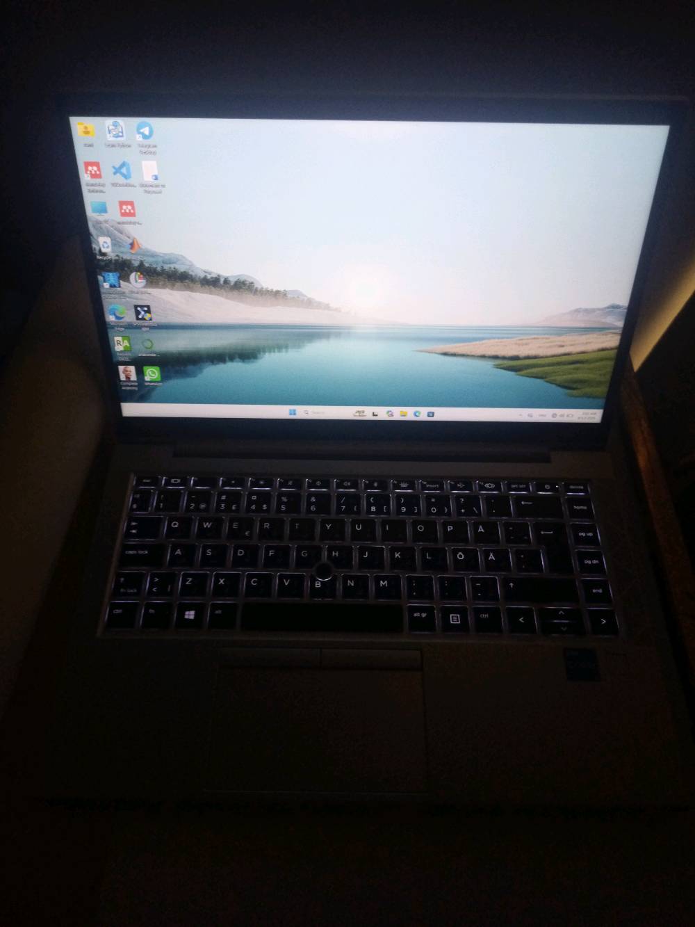 💻 للبيع لابتوب HP EliteBook 840 G8 – بحالة الوكالة (نظافة 99%) 💻
السلام عليكم.. معروض للبيع لابتوب راقي جداً من فئة رجال الأعمال والمحترفين (Business Class)، الجهاز مستعمل قليل جداً وبحالة ممتازة للغاية، نسبة النظافة 99% ومحافظ عليه بشكل تام (بدون أي شخوط أو عيوب). الجهاز مثالي للمهندسين، المبرمجين، الطلاب، وأصحاب الشركات الذين يبحثون عن الأداء العالي والمتانة.

⚙️ المواصفات:
- المعالج (Processor): جيل حادي عشر متطور من نوع Intel Core i5-1135G7 بسرعة أساسية 2.40 GHz وتصل إلى 2.42 GHz. يوفر كفاءة عالية وسرعة فائقة في معالجة البيانات والبرامج الضخمة.
- الذاكرة العشوائية (RAM): بسعة 16 GB. تضمن لك سلاسة تامة في التنقل بين البرامج وتشغيل مهام متعددة بنفس الوقت بدون أي بطء أو تعليق.
- ذاكرة التخزين (Storage): هارد فائق السرعة بسعة 512 GB SSD. يمنحك مساحة ممتازة لحفظ ملفاتك، مع سرعة إقلاع وتشغيل للنظام والبرامج خلال ثوانٍ معدودة.
- كرت الشاشة (Graphics): Intel Iris Xe Graphics بذاكرة مخصصة تبلغ 128 MB VRAM (ويأخذ بشكل تلقائي من الرام عند الحاجة لرفع الأداء). كرت مدمج ذكي وقوي، قادر على تشغيل برامج التصميم والمونتاج، وممتاز للمهام الرسومية والألعاب المتوسطة بكفاءة عالية.
* النظام: يعمل بنظام ويندوز 11 الأصلي المستقر، ومعرّف بالكامل وجاهز للاستخدام مباشرة.

✨ تفاصيل مهمة:

   1. حالة شبه جديدة: الجهاز نظيف جداً وكأنه خارج من الكارتون، ومحافظ على كامل رونقه ونظافته الخارجية والداخلية.
   2. متانة السلسلة: فئة الـ EliteBook معروفة عالمياً بهيكلها المعدني القوي المصنوع من الألمنيوم وخفة وزنها، مع عمر بطارية طويل يتحمل ساعات العمل الطويلة.
   3. أداء معاصر: مواصفات حديثة تلبي كافة متطلبات العمل والدراسة الحديثة لسنوات قادمة.

- ملاحظة للمصداقية: الجهاز تم شراؤه جديداً قبل فترة قصيرة جداً وبسعر 750 ألف دينار، والبيع الآن بداعي الحاجة السريعة وتم كسر السعر بشكل كبير جداً قياساً بنظافته ومواصفاته الحديثة.
- السعر المطلوب: 450 ألف دينار عراقي (السعر ثابت نهائي غير قابل للتفاوض).
- للتواصل والاستفسار (واتساب): ***********