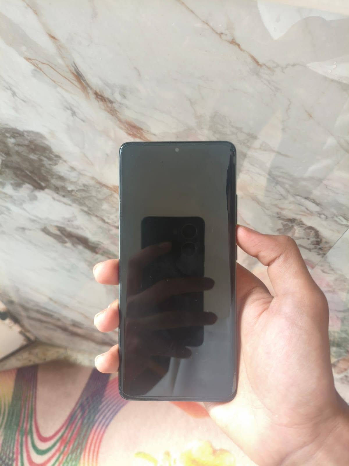 S21Ultra العملاق وارد امريكي
المعالج: Qualcomm Snapdragon 888 5G — 5nm
GPU: Adreno 660
RAM: 12GB أو 16GB
التخزين: 128 / 256 / 512GB
الشاشة: 6.8" Dynamic AMOLED 2X
الدقة: 3200×1440 QHD+
التحديث: 120Hz Adaptive
البطارية: 5000mAh
الشحن: 25W سلكي، 15W لاسلكي
مقاومة الماء: IP68
البصمة: Ultrasonic تحت الشاشة
📸 الكاميرات
الرئيسية: 108MP
Ultra Wide: 12MP
Telephoto 3×: 10MP
Periscope 10×: 10MP
السيلفي: 40MP
الفيديو: 8K@24fps، و4K@60fps 
جهاز فقط وياه كفر ولاصق حمايه 
السعر 350 وبي مجال للطيبين
