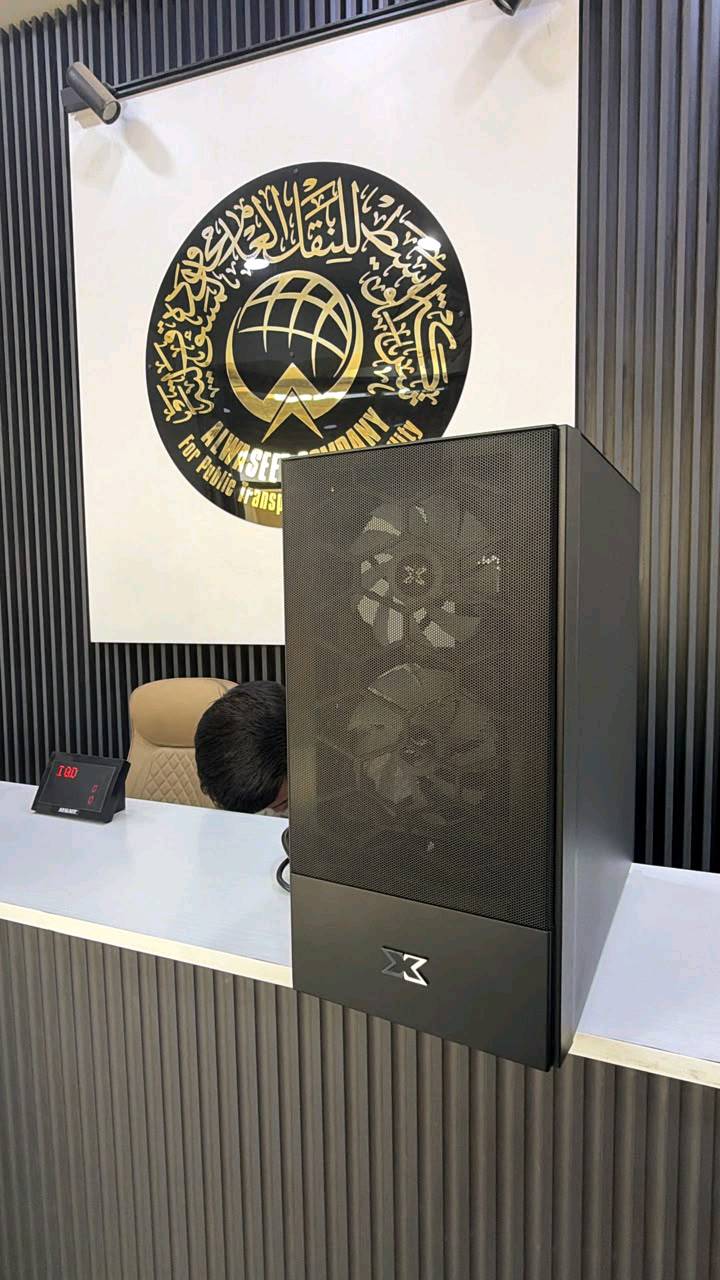 إعلان بيع كيس حاسوب للألعاب (Gaming PC Case)
العلامة التجارية: Xigmatek (من أشهر الماركات الموثوقة بصناديق الحواسيب).
نوع الكيس: ميد تاور (Mid-Tower) بتصميم عصري وأنيق.
نظام التبريد:
الكيس مجهز بـ 3 مراوح RGB تمنح إضاءة ممتازة وألواناً جذابة، بالإضافة إلى توفير تدفق هواء قوي وممتاز لخفض حرارة القطع.
مواصفات التصميم:
الواجهة الأمامية: شبكية (Mesh) بالكامل مصممة خصيصاً لتعزيز التهوية.
الجانب الأيسر: لوحة جانبية من الزجاج المقوى (Tempered Glass) الشفاف لإظهار المكونات والإضاءة الداخلية.
الحالة: نظيف وبحالة ممتازة وجاهز للاستخدام الفوري.
المميزات: مساحة واسعة من الداخل تدعم تركيب كروت الشاشة الكبيرة، مع غلاف سفلي لإخفاء الأسلاك (PSU Shroud) لضمان مظهر مرتب ونظيف. السعر 45الف نضيف جداا مستخدم شهرين فقط خدش واحد ما بيه متوفر خاص هذه رقمي همين ***********