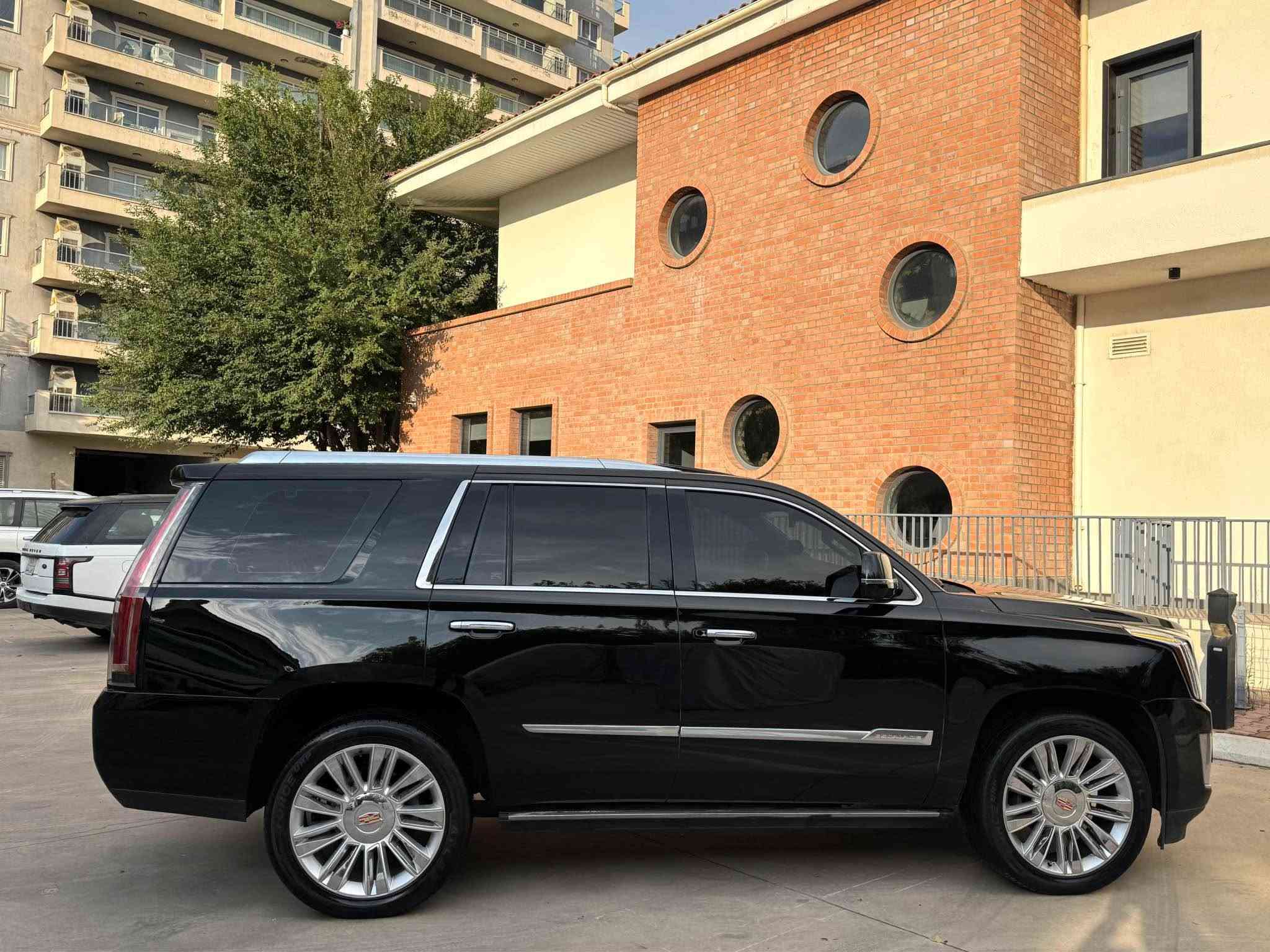 Cadillac Escalade 2016 💎
كديلاك اسكاليد 2015 پلاتينيوم فول فول مواصفات صفر شركة المنصور ✅
(299)💰🔥

مواصفات ( فتحة - صدوك شفط - شاشة بل سگف- كشنات تدفئة تبريد - دوسة كهرباء . بيعد هواي مواصفاتً لالخير .......) 

محرك گير شرط سنة مكفولات ..✅
بيها شبر رش باب سايق بدون فتح بدونً كلشي ..✅

سنوية ارقام دولي جديد + كتاب تضليل سنة ✅

مكان سليمانية ✅

سعر (299💰) 

 ☎️***********☎️
واتس اب ☎️***********☎️ السليمانية, العراق
