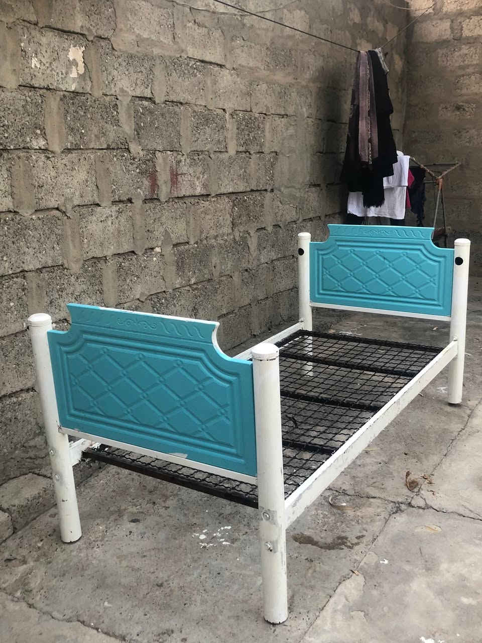 سريرين حديد🛏️ منفصل وتكدر تخليهن وحده فوك وحده مابيهم أي كسر  السعر 50 الف الشراي يتفضل خاص او يتصل على الرقم📞 : ***********
