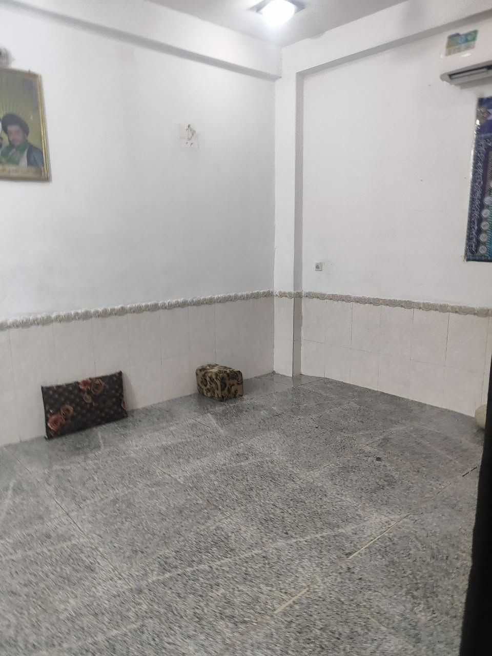 بيت الايجار المساحه ٦٠ ثلاث طوابق الطابق الاول صاله ومطبخ وصحيات 
الطابق الثاني غرفتين وصاله وصحيات 
الطابق الثالث غرفه ومخزن العنوان حي الحسين قرب كميل السعر ٤٠٠ مال شهرين مقدمه مراجعة مكتب الخزعلي للعقار 
***********
