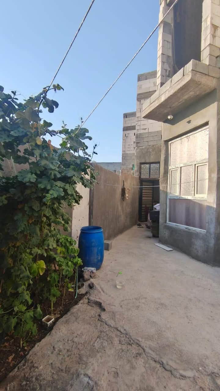 السلام عليكم يتوفر دار سكن طابقين مساحته 200 وبي فضله بحدود ال 80 متر واكثر طابو صرف زراعي وكاله ونسخه من الطابو ابو الخصيب العوجه شارع الشجرة الطيبة واقع على ركن مال نهر الطابق الارضي غرفتين وصاله وديوانة ومطبخ وصحيات داخلية وخارجية وبي حديقة اول ماتدخل وبجنب اللبيت وبضهر البيت الطابق الثاني متكون من مشتملين وغرفة كل مشتمل بي صاله وغرفة وصحيات والغرفة بيهة حمام داخلي السعر 110 وقابل للتفاوض ***********
