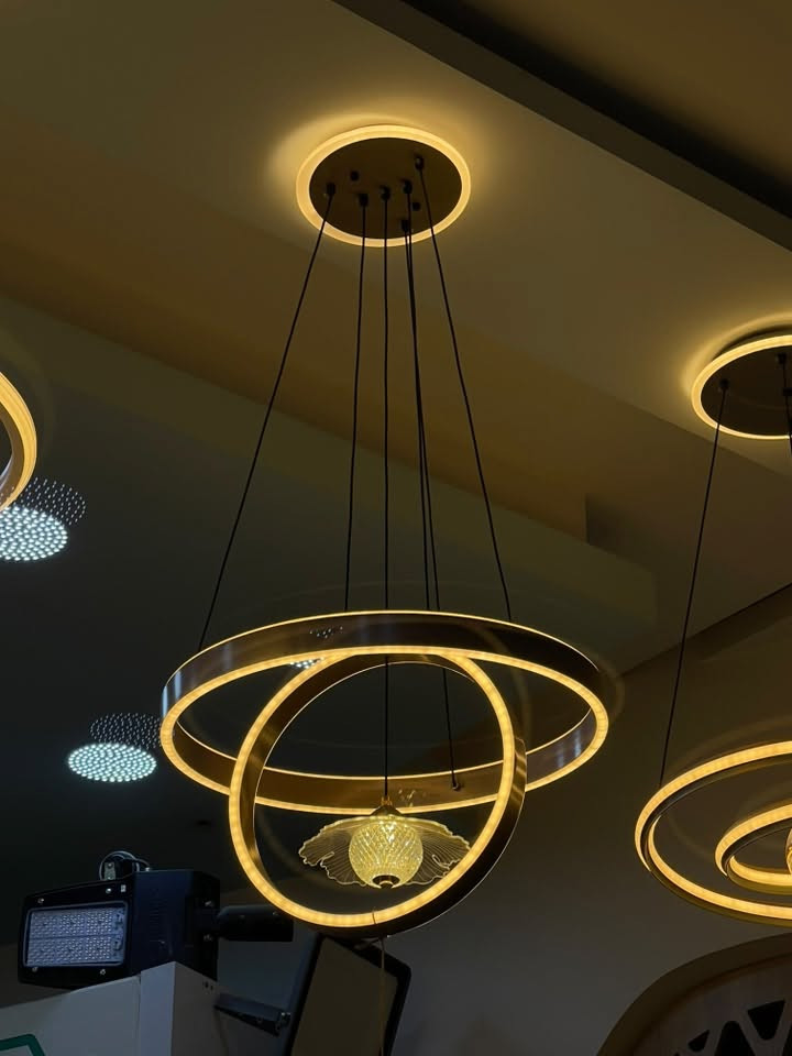 تعاليك مودرن اناره LED موديلات حديثه
الاسعار داخل الصور
ضمان المنتج سنه ٣ تحكمات اناره 
يوجد توصيل لجميع انحاء العراق ٥ الالف
*********** واتساب 
متوفرر جمله مفرد
