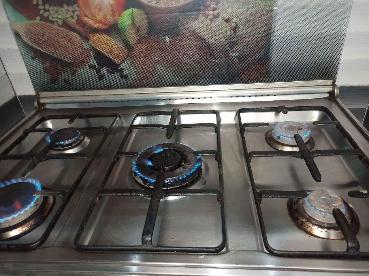 طباخ • نضيف • ٥ عين