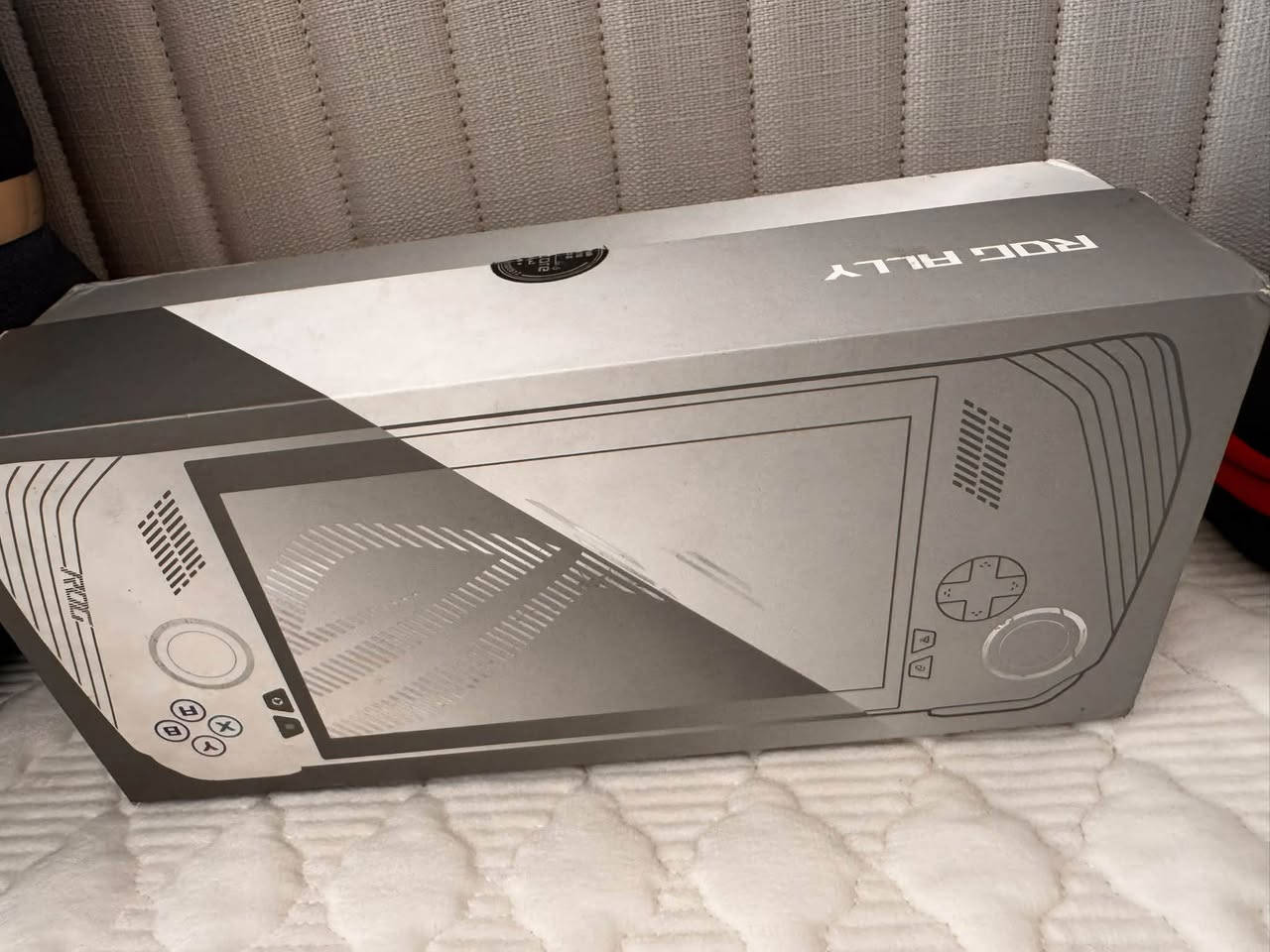 للبيع ASUS ROG Ally Z1 Extreme 🎮🔥
   رام:16 GB
* التخزين SSD: 512GB 💾
* المعالج: Ryzen Z1 Extreme

الجهاز نظيف جداً وحالته ممتازة، ما بيه أي مشكلة أو كسر، وخالي من الخدوش تقريباً.
لما اشتريته كانت صحة البطارية 71%، وبعدها بدّلت البطارية بنفسي واشتريت بطارية أصلية بـ 99 ألف.
البطارية الجديدة حالياً صحتها 100%، وأقوى بمرتين من البطارية الأصلية، وسعتها 80 Wh 🔋
والبطارية القديمة موجودة ويا الجهاز أيضاً.

الجهاز يجي كامل ويا:
* الشاحن 🔌
* الكارتون 📦
* الجنطة 🎒
* الكفر
* حماية الشاشة
* الأدابتر
الجهاز كامل للبيع، 
للجادين فقط، مراسلة خاص♥️🌷

نص مكتوب في الصور:
- X GAME STORE Asus Rog Ally Z1/E Battery 80WH ضعف سعة البطارية الأصلية 99,000 د.ع خدمة توصيل لكافة انحاء العراق X Game Store - اكس جيم ستور *********** Bareq XGS xgamestore_