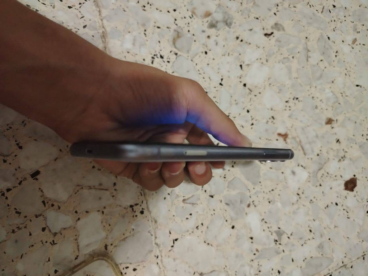 السلام عليكم عندي ١١عادي نضيف كلش حلو الجهاز نضيف 
بطاريه ١٠٠ نضيف بس بي تخطي فقط السعر 150بي مجال الذاكره 64رقمي ***********
