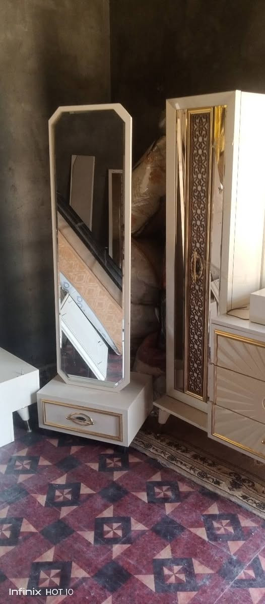 يوجد غرفة نوم للبيع الاستفسار الاتصال علة الرقم ***********
