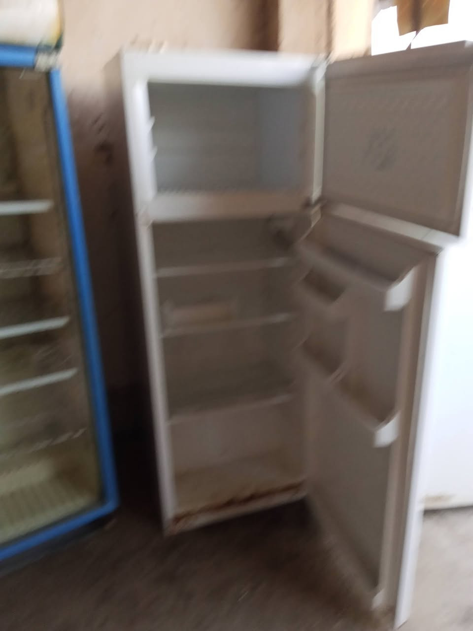 ثلاجات للبيع نضافه كما واضح بصوره 
نطيهن شرط  الوحده شرطه ١٠ايام 
تجميد شرط للبيع نقدي فقط رجاء لحد يخابر بدين
مكان محلي ناحيه العباسي مقابيل مسجد النور قرب عباس الفياض 
رقم الهاتف (***********)
السعار بصور
