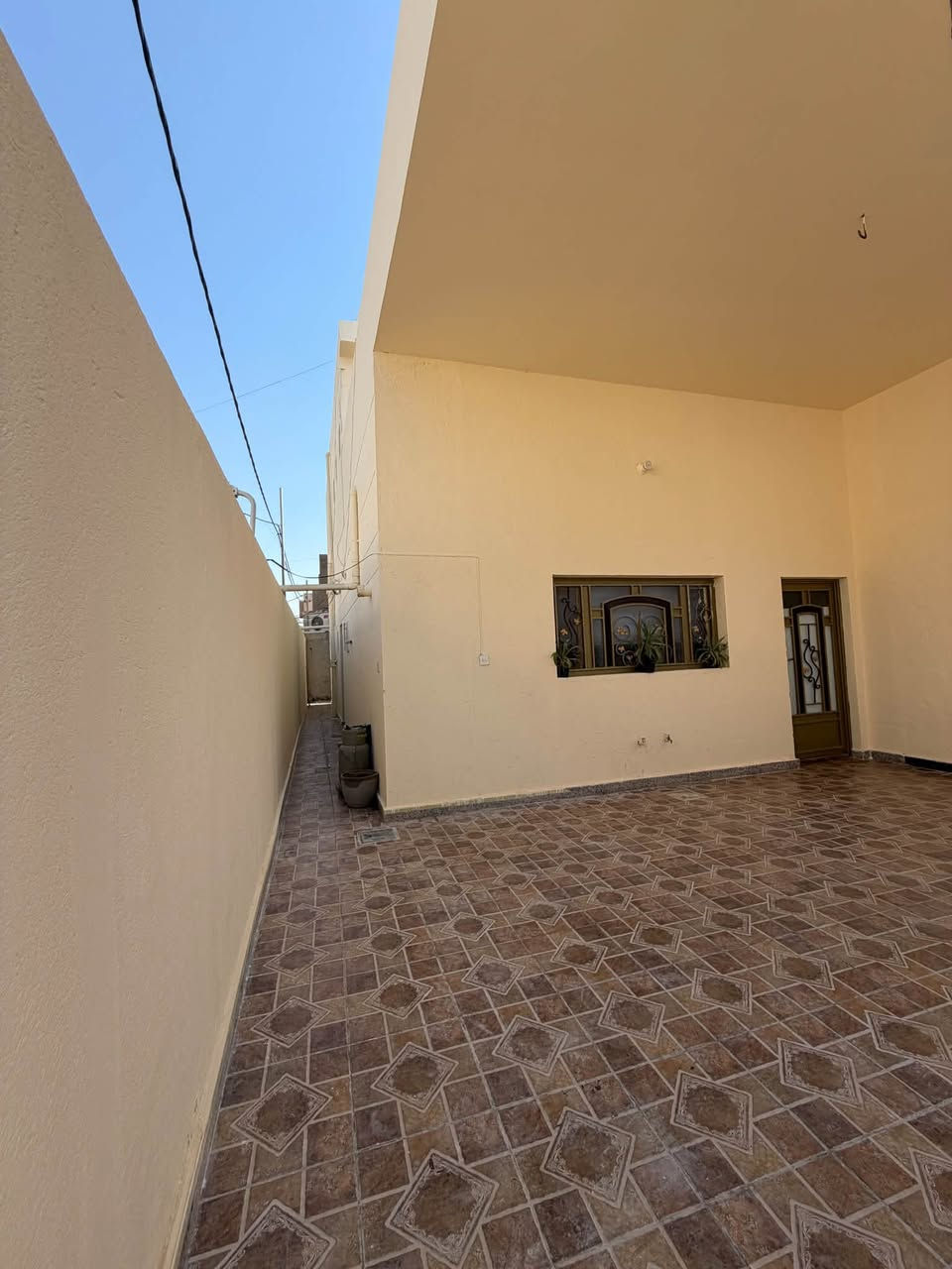 دار للبيع للبيع
مساحته 221 م بيت ركن 

📍الموقع/ شارع المدرسه الدنيه 

البيت مقسوم مشتملات اثنين 

المشتمل الاول طرمه صغيره استقبال صاله مطبخ غرفتين نوم صحيات داخليه وخارجيه 

المشتمل الثاني 

كراج سياره مطبخ صاله غرفتين نوم صحيات داخليه 

للاستفسار مراسله عالخاص اول الاتصال لمعرفه السعر.  ***********.
