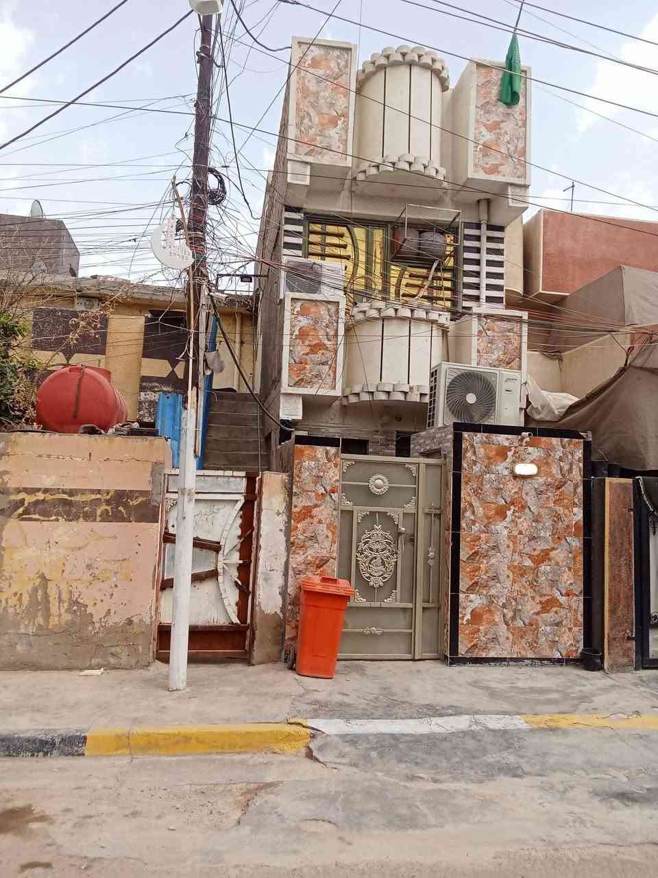 الدار للبيع 70متر وجه 3ون ونزل20 طابو صرف ملك بغداد بلديات قرب حيدر ابوشربت 2نوم فوك سطحين بيتونه *********** الشراي يتصل 180 سعر بيه مجال
