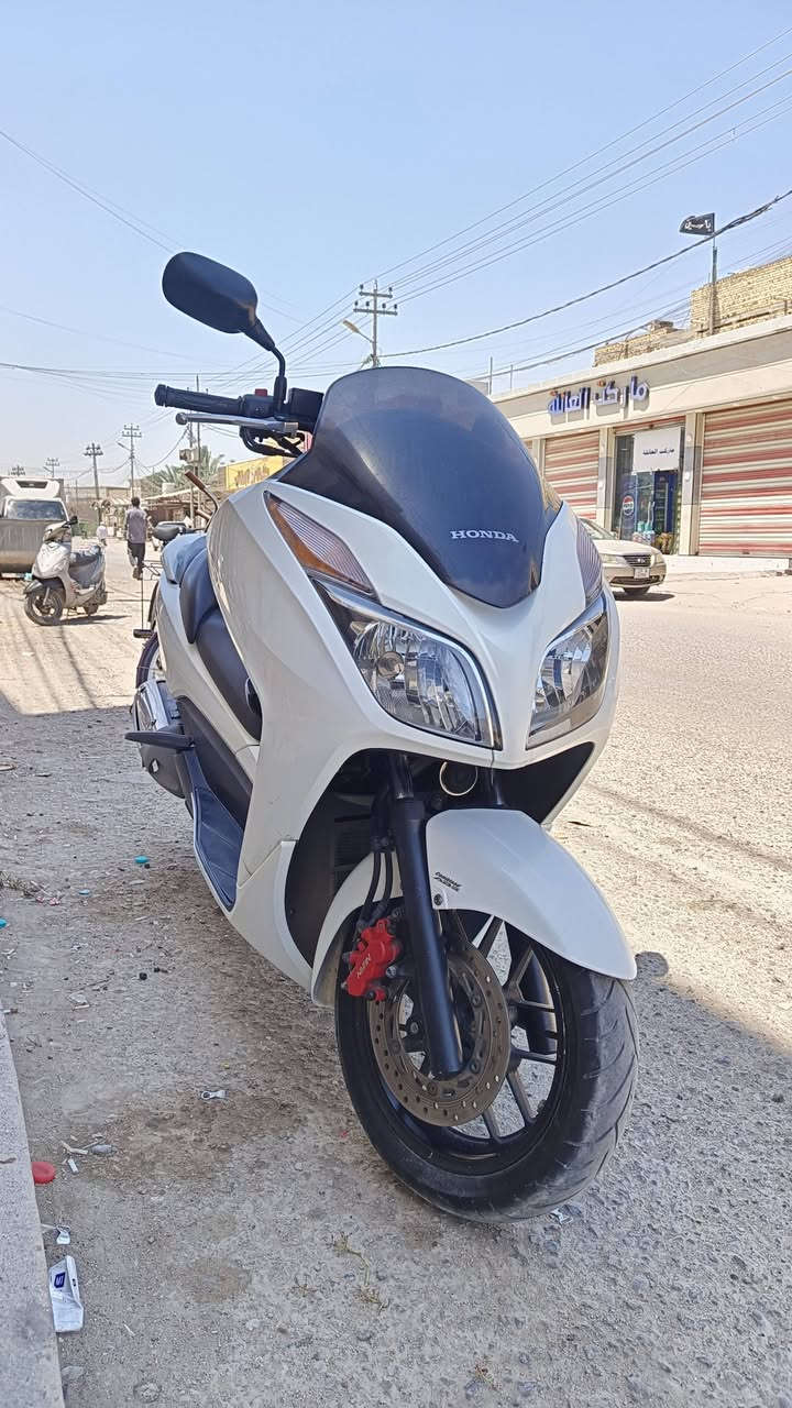 دراجه فورزه 012
مديل 2017
حجم المكينة 250cc
الدراجه كفالة عامه
الدراجه نازله من حاويه من ام قصر
سعر 15 ورقه ونص وبيها مجال جيتك
ماعده الصفاحيات الجوا بيها خدوش اجتي ع هاي الوضعيه
صرفية بانزين انسه 
عليها منضمومة زنون ب 50 الف شادهن
ماشيه 54 الف
دهن جديد موتل
فلتر جديد
عدتها واغراضها مال اليابان وياها 
البصرة قضاء المدينة
***********

