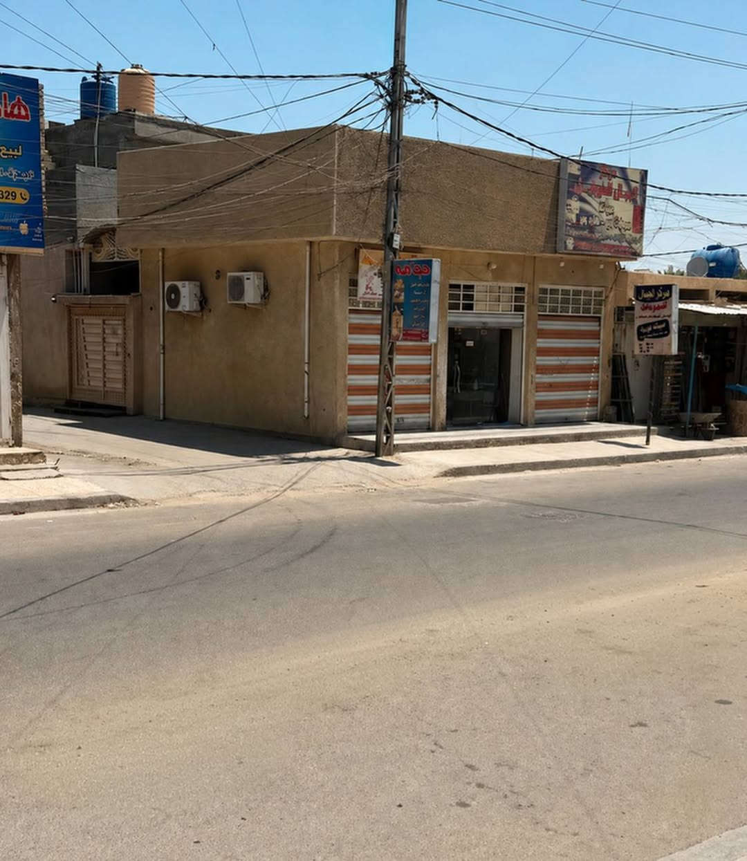 بنايه للبيع ركن المساحه 200 متر تحتوي على محلات عدد 3 ودار طابقين غرف نوم عدد3 صحيات عدد 3 صاله +استقبال +مطبخ حار بارد بناء حديث طابو زراعي سند 25 العنوان حي اور سبع قصور شارع ابو علي قرب جامع الحمزه للاستفسار الاتصال على الارقام 
***********
***********
