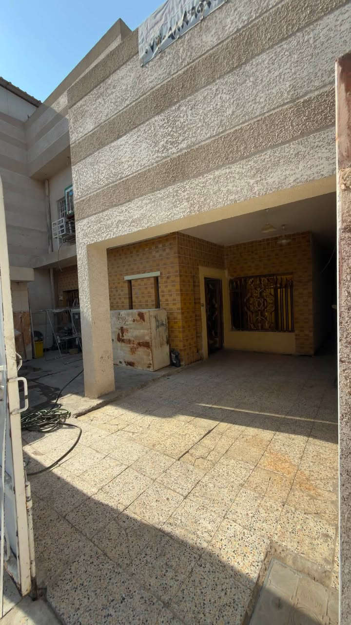 بيت للبيع
🏡 بيت للبيع — طابقين بتصميم مميز ومساحة واسعة 🏡

📍 الموقع:

بغداد - الغزالية / شارع الضغط - فرع أسواق دينار

📐 المساحة والتفاصيل العامة:

 المساحة الكلية: 200 متر مربع
 الواجهة: 10 متر | النزال: 20 متر
 الملحقات الخارجية: كراج كبير + حديقة + حمام خارجي

🔹 تفاصيل الطابق الأول:

 استقبال كبير واسع
 هول داخلي
 غرفتا نوم واسعتان (إحداهما مستغلة حالياً كمطبخ كما هو موضح بالصور)
 حمام ومجموعة صحيات كاملة

🔹 تفاصيل الطابق الثاني:

 4 غرف نوم واسعة (إحداهن مستغلة حالياً كمطبخ كما هو موضح بالصور)
 صحيات كاملة
 بلكونة كبيرة

🔹 الملحقات العلوية:

 بيتونة واسعة + مخزن إضافي

🎥 التفاصيل الكاملة ومخطط البيت موضح بالصور والفيديو المرفق.

📞 للاستفسار ومعرفة السعر، يرجى التواصل عبر الأرقام التالية:
 ***********
 ***********
