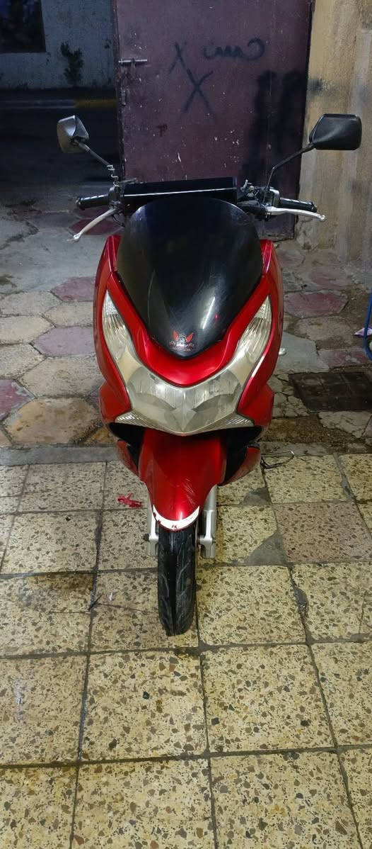 سلام عليكم pcx جيل اول ياباني كفرات اصلي محرك نضيف حساس استان حساس ازدحام  دراجه جديده كامله من كلشي لايت زنون تايرات جدد مكاني الغزاليه موبايل *********** وإذا مراوس بجيل ثاني او ثالث
