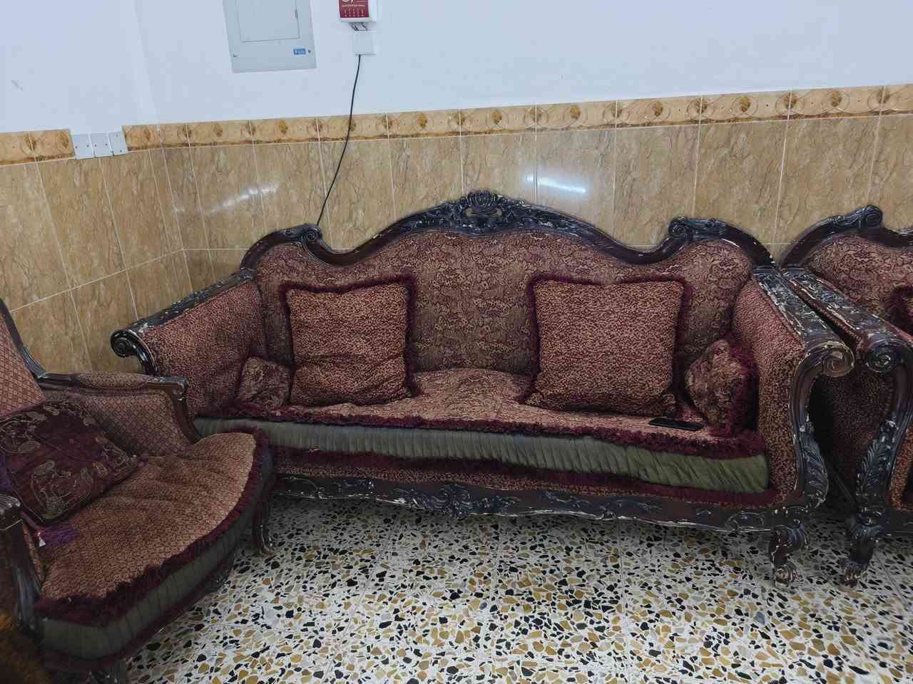 تخم كنب كلاسيكي للبيع
هيكل من خشب الزان القوي مع حفر أنيق.
يتكون الطقم من: أريكة كبيرة عدد 2 + أريكة متوسطة عدد 2 + 3 كراسي مفردة.
‏‪***********‬‏
