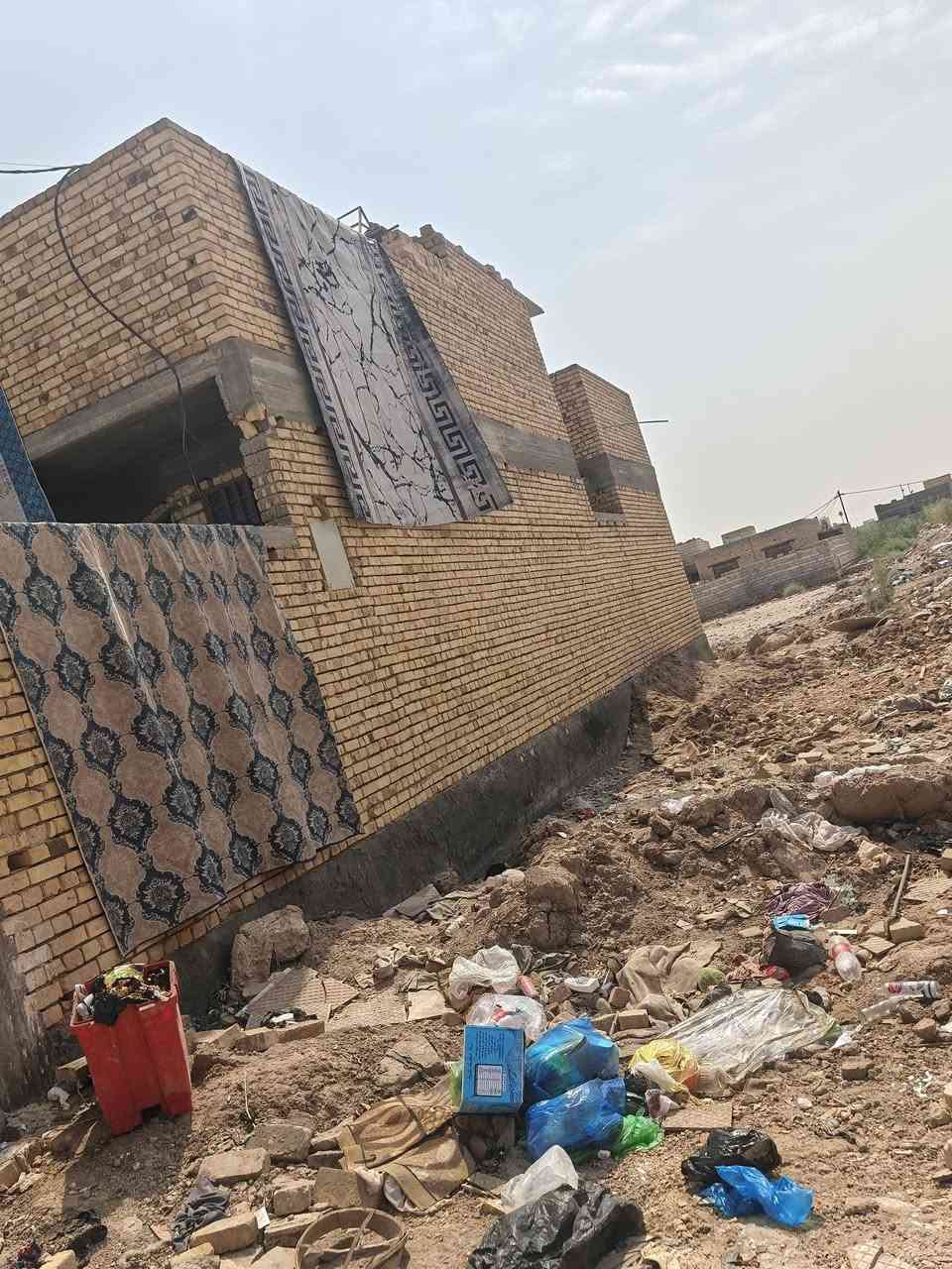 سلام عليكم بيت م150 غرفتين وصاله واستقبل وصحيات داخليه وخارجية يبعد عمن المستشفى التركي 800متر سعره 95وبي مجال *********** واتس واتصال
