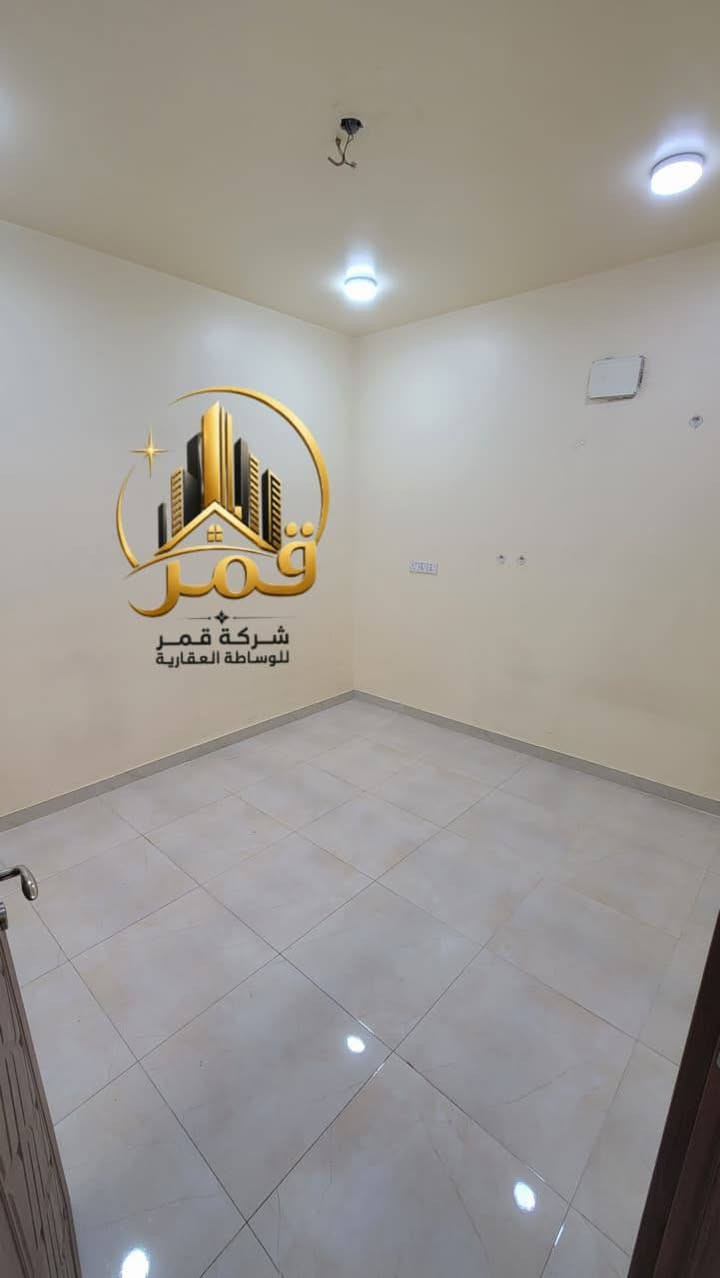 🏠 للإيجار في السيدية | مساحة 125م²

✨ مشتمل طابق أول فوق الأرضي | نظيف جداً | معزول عزل تام

يتكون من:
🛏️ غرفتين نوم
🛋️ صالة
🍳 مطبخ
🚿 خدمات
🌤️ مناور عدد 2
🏡 سطح

📞 للاستفسار والتواصل: ***********
📲 متوفر واتساب

🏢 مكتب قمر للوساطة العقارية
📍 العنوان: مدخل شارع الآمن

🔑 تتوفر لدينا كافة عروض الإيجار والبيع في منطقة السيدية
💰 وبحسب كافة الميزانيات

نص مكتوب في الصور:
- شركة قمر للوساطة العقارية
- قمر شركة قمر للوساطة العقارية