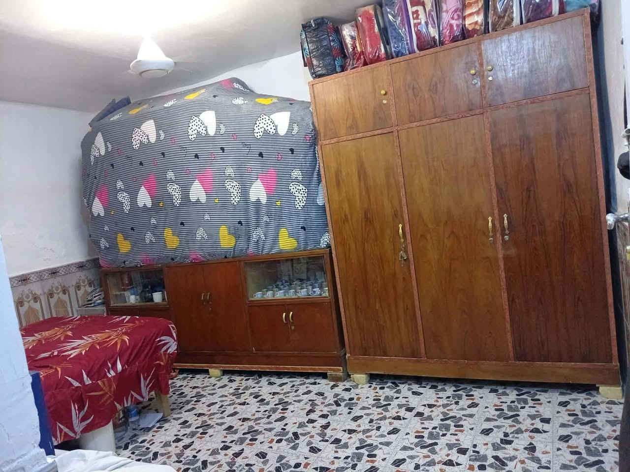 بيت مساحه 300م مع ارض 70م بسعر 22 مليون في حي الجوادين
مساحته 300..... عكاده.... كلش حلو
مقابل مستوصف حي الجوادين 🛑 
البيت بي غرفتين نوم صاله مطبخ حار ومطبخ بارد وستقبال خارجيه صحيات خارجيه مخزن خارجي
مساحه كراج جبيرة
اضافة قطعة ارض ضمن البيت مساحه 70متر
***********

