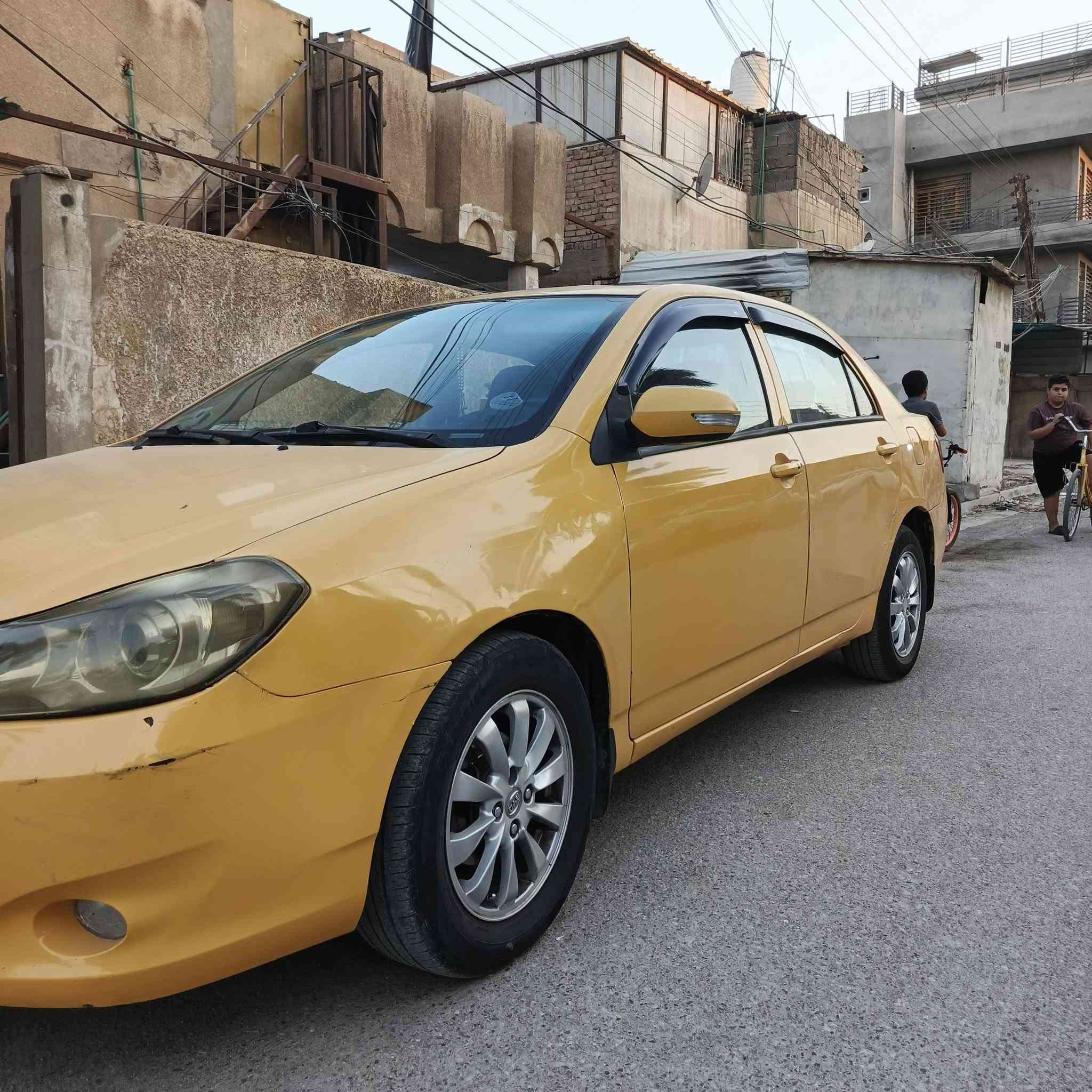 السلام عليكم ورحمة الله وبركاته
من رخصت الادمن

للبيع سيارة نوع  g3 byd  

الموديل 2013

اللون........ أجره 
رقم إنكليزي
مصفره هيءه وغرامات 
باسمي تحويل ثاني يوم 
سنويه لغاية 2030
مكان السيارة بغداد البياع 

ناقل الحركة..... الكير عادي 

المواصفات معروفه طبيعية بهذا النوع (بصمة. فتحة سقف. ويل كب. اشاير بالمري) 

السيارة بيها صبغ باب خلف الساءق صبغ هلالات جاملغات خلفية صبغ ربع جاملغات الاماميه صبغ الباقي مابي صبغ 

دخل جلد شاشه كاميرا 

المواصفات الميكانيكية 

محرك 50%
تبريد جيد جدا منظومة كامله جديدة 

مشط ستيرن جديد 

تخم تاير نظيف 

باتري جيد 

كهرباءيات  جيدة 

صدر أمامي 50% 

صدر خلفي فقط دبلات 50% الباقي جيد بوش وغيرها 

كير مع كلج جيد 

السعر 44 وبيها مجال قليل 

رقم هاتف *********** متواجد واتساب وأيضا ماسنجر 

أقره المنشور وإني خادم للطيبين إلي مو شراي صعد المنشور بالصلاة على محمد وآل بيت محمد
