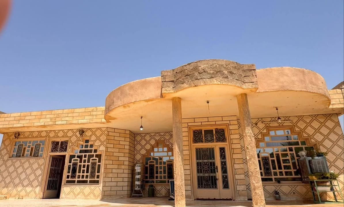 دار للبيع
حي المهندسين 
خلف  اسواق المهندسين 
المساحه الكليه( 1500) متر 

مسيج كامل مساحة البيت بناء  ٣٠٠ متر بيت كبير ٤ غرف نوم
غرفه ٦×٤ بيها مخزن وسويت
 وغرفه ٥×٤  مع سويت
و٢ بدون سويت 
هول داخلي جبير ٨ ×٥
استقبال ٧×٤ نقش سقف وحزام سيراميك
هول ٥×٥
مطبخ حار +بارد مفصول بار وقوس عباسي +مخزن  
بناء ٢٠١٢ 
بيت فول ونظيف وجبير 
ارضيه كاشي درجه اولى 
المطبخ كله سيراميك 
كيدور سيراميك
السعر الكلي 
(٦٨)مليون قابل للتفاوض 
 الارض بلديه مشموله بالتطويب 

تحياتي الاستفسار ع خاص او الاتصال 
*********** 
،
