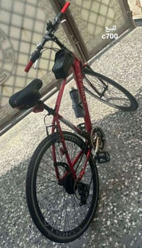 دراجة CORSA C700 للبيع 🚲 🔴 اللون: أحمر وأسود ⚙️ 21 سرعة 🛞 إطارات 700 🛑...