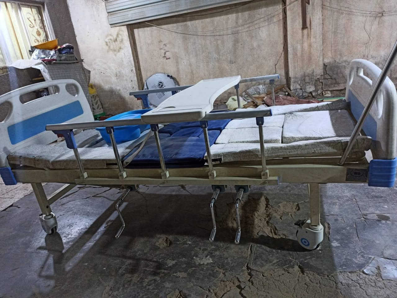 سرير مستشفى ميكانيكي مستخدم قليل السعر ٤٥٠ وبي مجال اتصال عل رقم ***********
