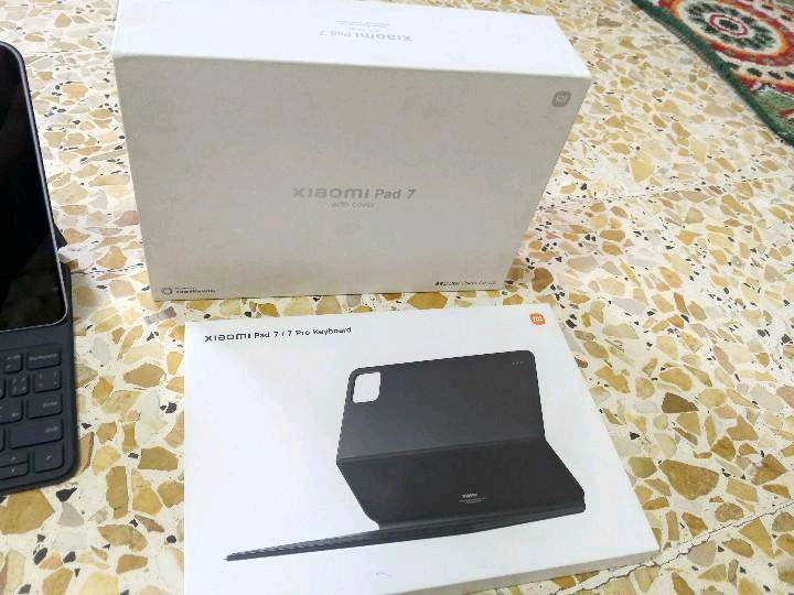 جهاز Xiaomi Pad 7 (النسخة العادية) بمواصفات متطورة تجعله ممتازًا للدراسة والإنتاجية والألعاب.
الأداء والذاكرة
المعالج: Qualcomm Snapdragon 7+ Gen 3 بدقة تصنيع 4 نانومتر.
ذاكرة التخزين: 256 جيجابايت من نوع UFS 4.0 السريع.
الذاكرة العشوائية (RAM): تتوافر نسخة 256GB  12GB من نوع LPDDR5X.
منفذ الذاكرة الخارجية: لا يدعم كارت ميموري.
الشاشة والتصميم
الشاشة: IPS LCD بحجم 11.2 إنش.
الدقة: 3.2K (2136 × 3200 بكسل) مع معدل تحديث 144Hz.
السطوع والدعم: سطوع يصل إلى 800 nits، ودعم Dolby Vision و HDR10.
التصميم: هيكل وظهر من الألومنيوم، بسمك 6.2 مم وزمن 500 جرام.
البطارية والشحن
السعة: 8850 مللي أمبير.
الشحن: يدعم الشحن السريع بقدرة 45 واط عبر منفذ USB Type-C 3.2.
الكاميرات والصوت
الكاميرا الخلفية: 13 ميجابكسل تدعم تصوير فيديو 4K.
الكاميرا الأمامية: 8 ميجابكسل بتصوير فيديو 1080p.
الصوت: 4 سماعات ستيريو يدعم Dolby Atmos وصوت عالي الدقة (Hi-Res)، ولا يوجد منفذ 3.5 مم للسماعات.
النظام والاتصال
النظام: Android 15 بجهة HyperOS 2.
الاتصال: Wi-Fi 6E وبلوتوث 5.4 (لا يدعم شريحة اتصال SIM).
الملحقات: يدعم القلم المغناطيسي وكيبورد شاومي الخاص
الملحقات الي تجي معاه 
1 كيبورد لاصلي من شاومي في فقط زر ALT واقع تكدر تستخدم الزر الثاني 
2 شاحنة اصلية 
3 ماوس و قطعة تايب سي 
4 كفر مغناطيسي لاصلي 
كارتون موجودة 
في بس فطر بل شاشة ما يأثر بل بل جهاز سواء كان تصفح او لعب او اي شي 
سعر :380 و بي مجال قليل 
مكاني بغداد المعامل ماعندي توصيل