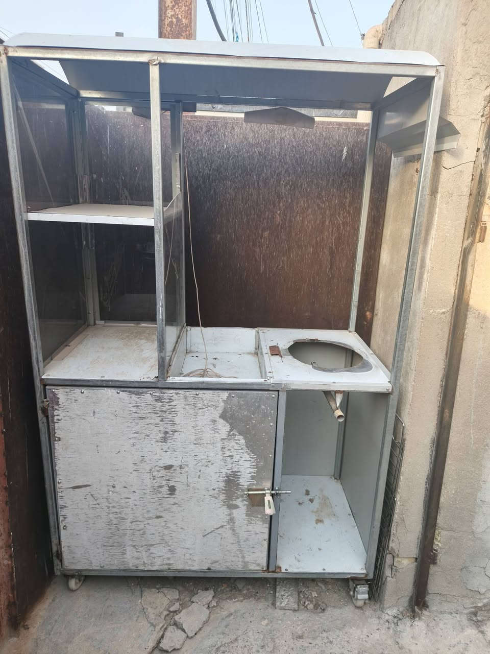 عربانه للبيع تصلح كلشي تحتوي طباخ وجدر شامية ومنضم غاز سعر مناسب تفاصيل خاص *********** واتساب دورة شهداء
